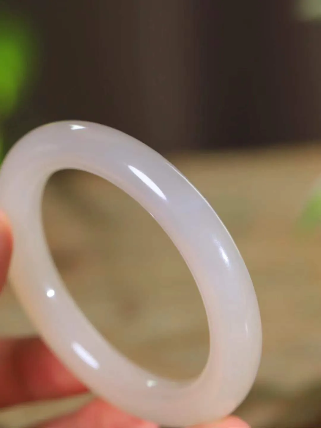 【情有独钟.手镯】

精品和田玉藕粉双色手镯 玉质温润细腻 油性十足 手感舒适，高华雅逸，线条流畅，简约大气，美自天成，素雅高贵。佩戴于腕间，婉约之美，举手投足间透出那低调奢华。重64.7克 内径57.2mm 尺寸11.4-11.2mm   FDL-791261951