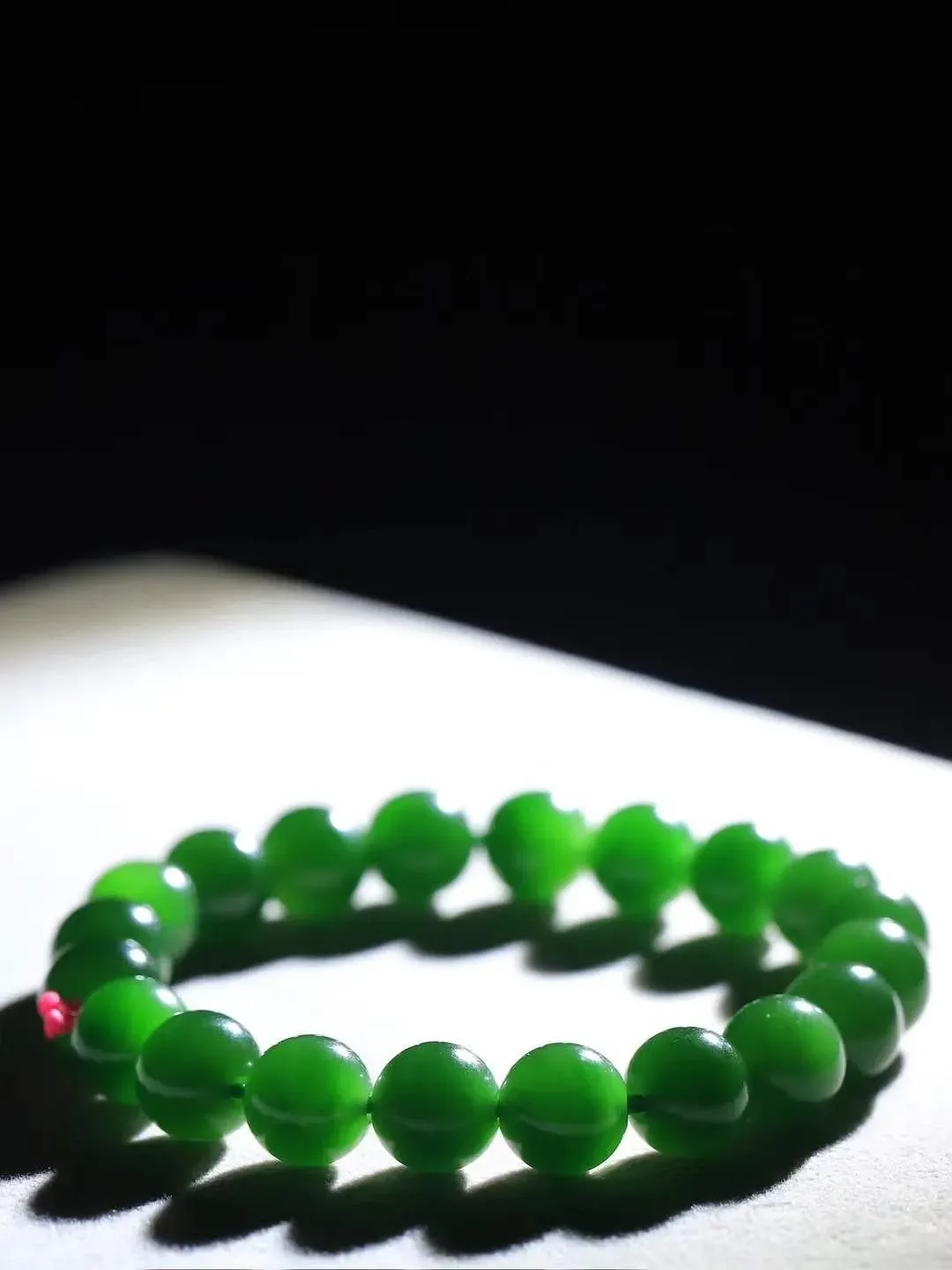 【珠圆玉润.手串】

精品和田玉碧玉珠圆玉润手串 玉质温润细腻  整串打磨圆润，佩戴舒适。珠珠落玉盘，间关莺语花底滑，一生美好时光，无论身在何处，都有它相伴相守。事事顺遂，幸福美满，吉祥如意。重31克 尺寸取一10mm  FDA-221252033