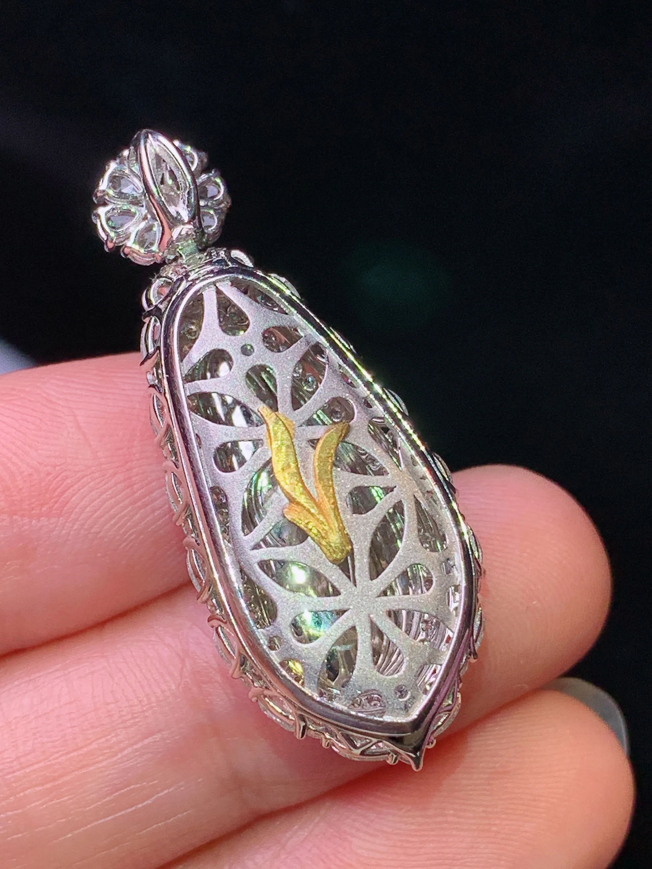 18k金钻镶嵌满绿四季豆吊坠 玉质细腻 色泽清新艳丽 整体尺寸36.5*14.8*10.2