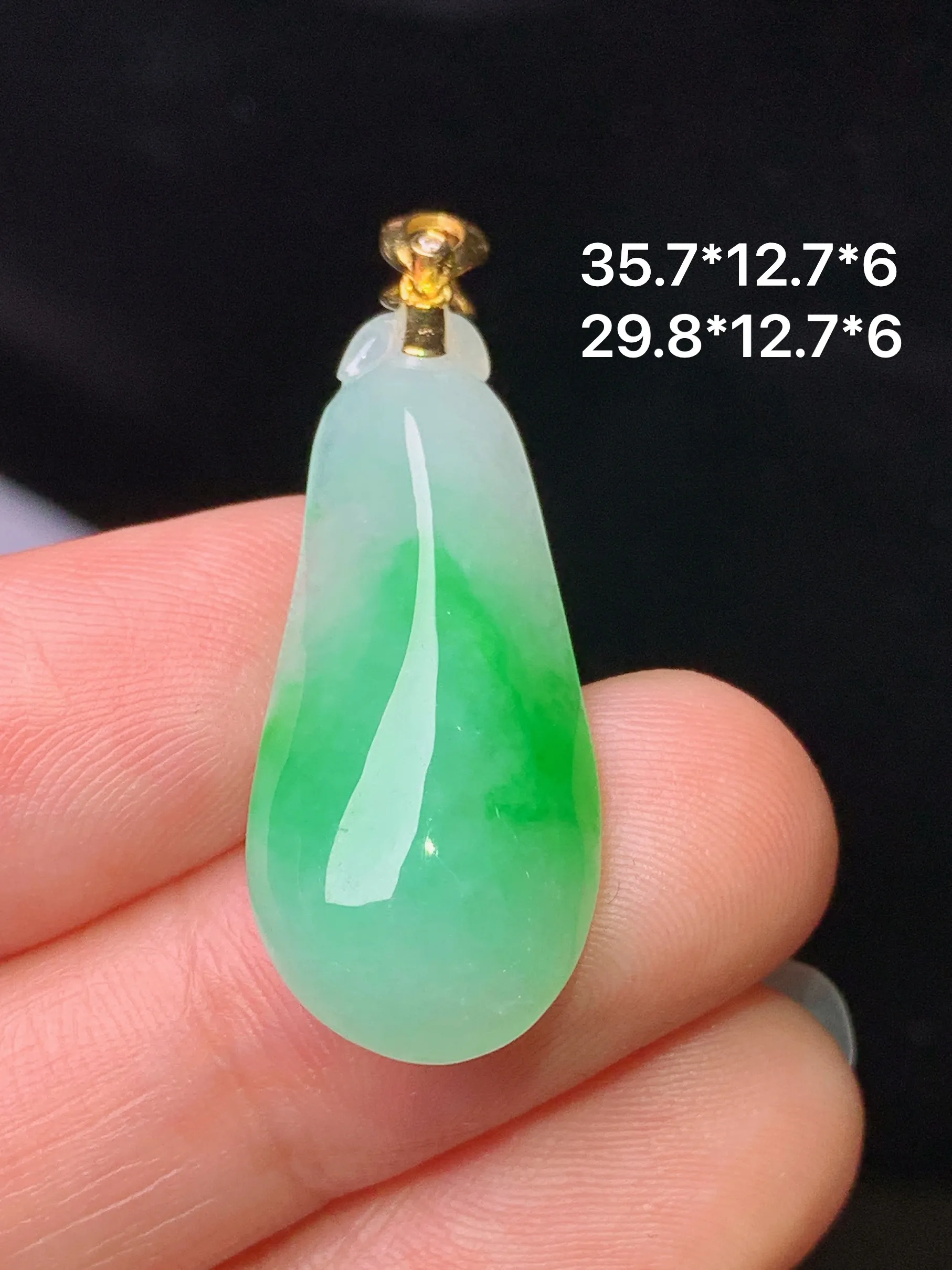 18k金镶嵌飘绿福瓜吊坠 玉质细腻 色泽清新艳丽 整体尺寸35.7*12.7*6