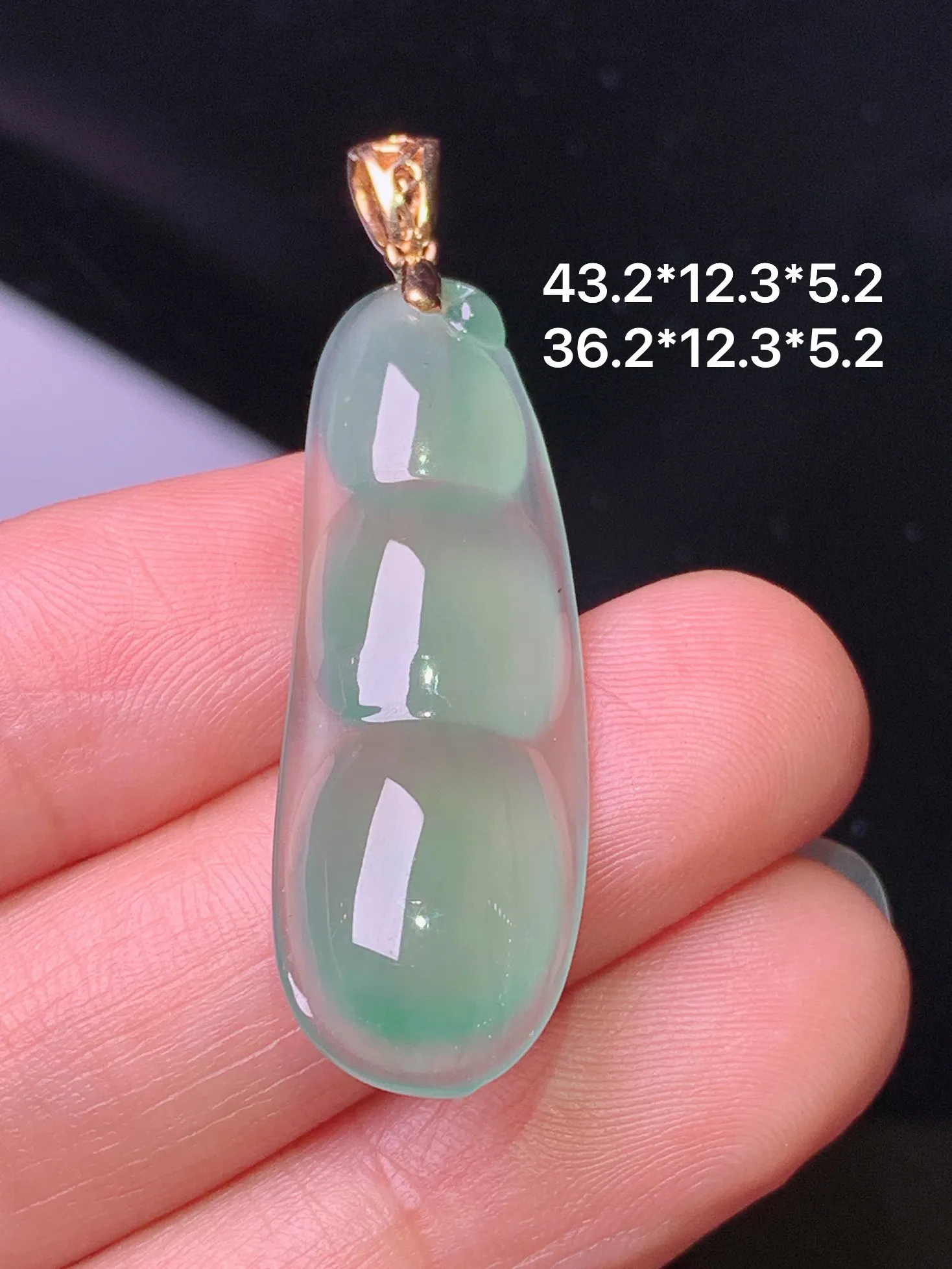 18k金镶嵌冰种四季豆吊坠 玉质细腻 色泽清新艳丽 整体尺寸43.2*12.3*5.2