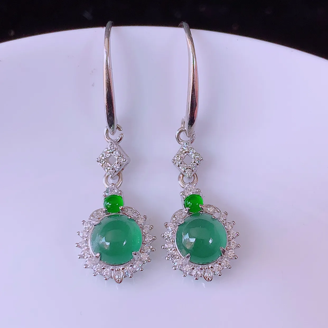 冰透满绿翡翠925银镶嵌耳坠，自然光实拍，翠色灵动，颜色漂亮，种老水足，品相佳，佩戴佳品！#97.18整体34.5*10.5*6.2裸石6.5*6.5