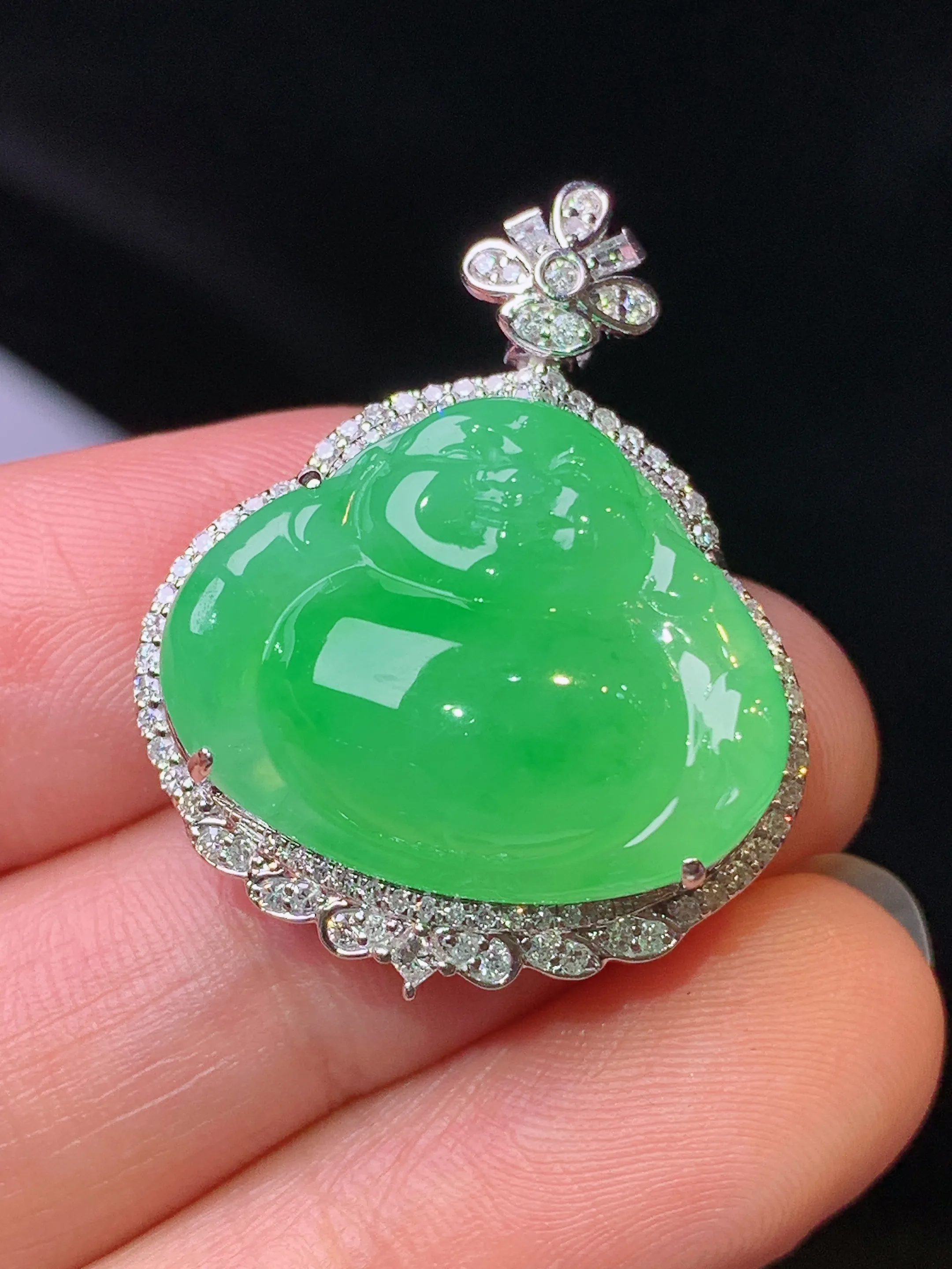 18k金钻镶嵌翠绿佛公吊坠 玉质细腻 色泽清新艳丽 整体尺寸30*24*11.2