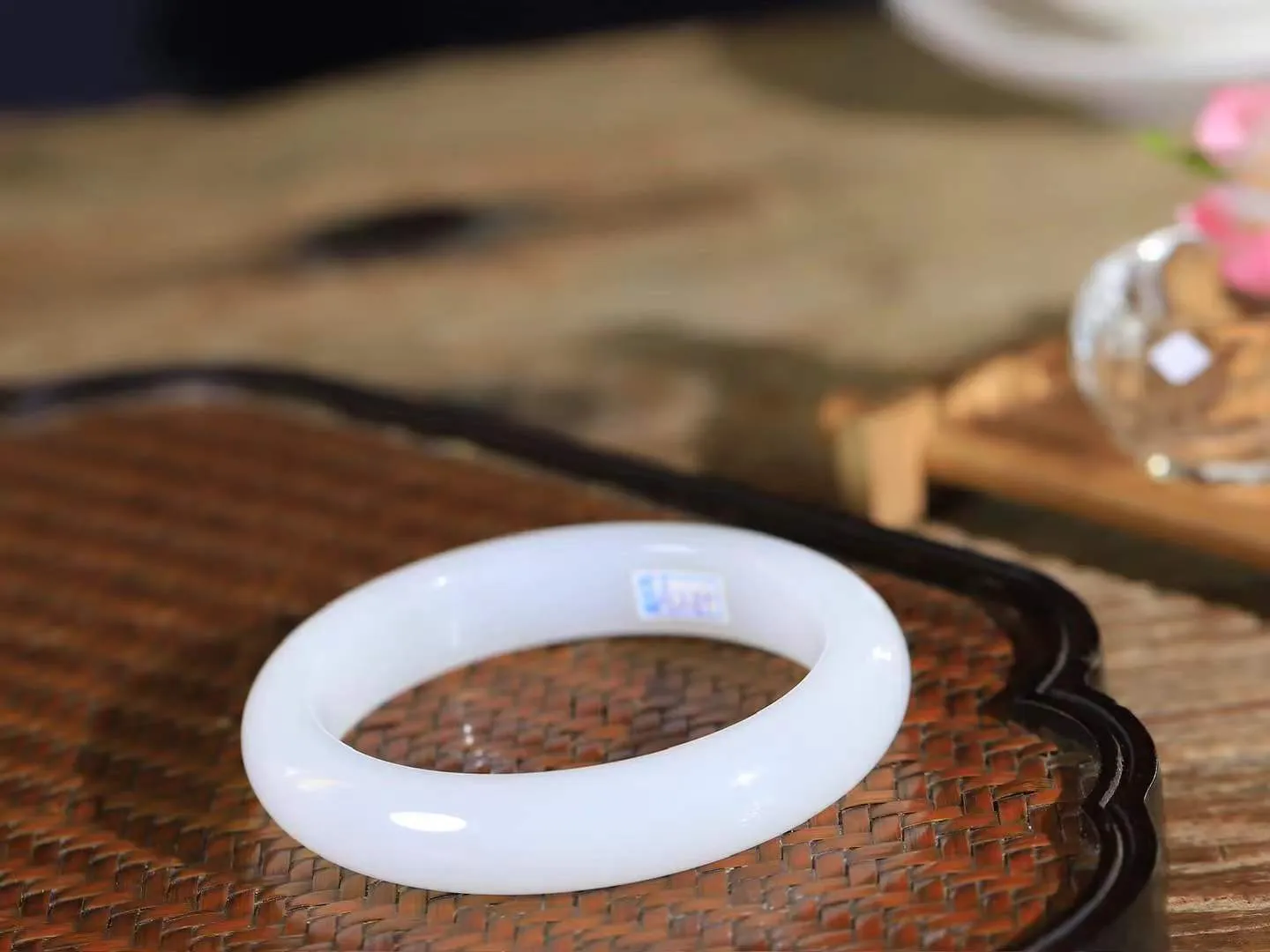 【一见钟情·手镯】

精品和田玉白玉手镯。镯型饱满，温润细腻，脂润沁香。️执一卷书，沏一盏茶，着一袭裙，戴一只镯。淡淡浅笺，素心若兰，静赏玉中诗画。悠悠岁月，芊手轻摘，盛满诗样芳华。重50.5克   内径圈口53mm 尺寸12.4-8.8mm  FDA-111251933