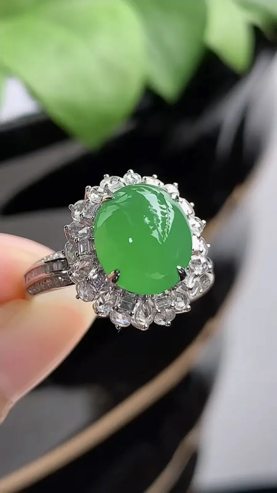 a货翡翠冰种18K金伴钻镶嵌阳绿蛋面戒指 圈口17.8裸石尺寸10.5×9mm 重量4.60g 1216