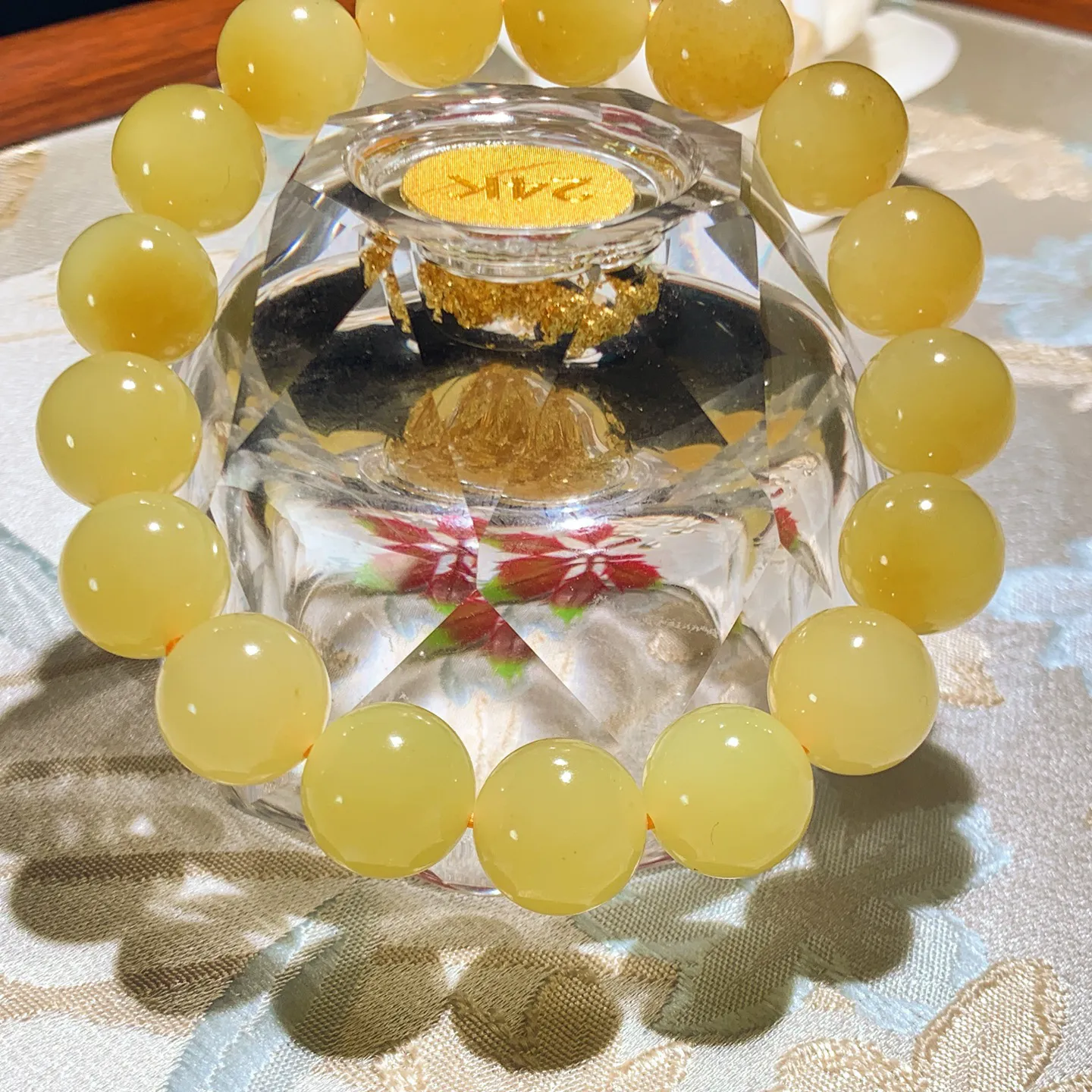 新疆和田玉若羌黄口料飘糖手串。单颗尺寸12重47.5克。玉质细腻油润。手推出油。品相大气。lt251220