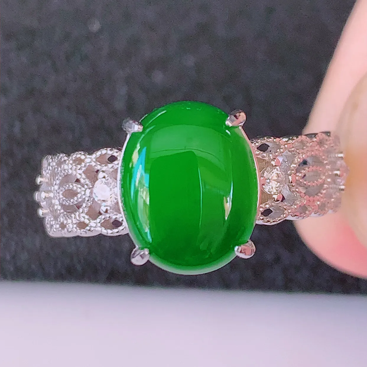 冰透满绿翡翠925银镶嵌戒指，自然光实拍，翠色灵动，颜色漂亮，种老水足，品相佳，佩戴佳品！#97.1