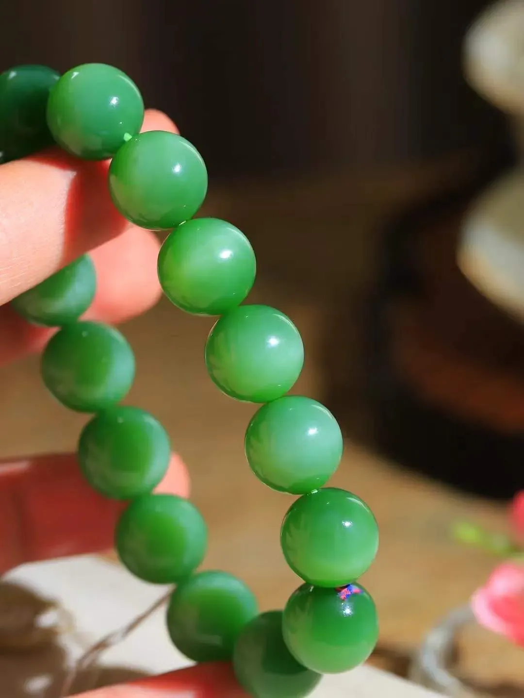 【珠圆玉润.手串】

收藏级臻品️和田玉碧玉猫眼珠圆玉润手串 玉质温润细腻  整串打磨圆润，佩戴舒适。珠珠落玉盘，间关莺语花底滑，一生美好时光，无论身在何处，都有它相伴相守。事事顺遂，幸福美满，吉祥如意。重62.23克 尺寸取一13.7mm  FDL-791201968