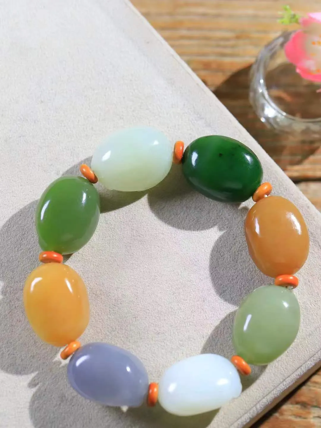 【八仙过海.手串】

精品和田玉多宝八仙手串，毛孔清晰、料子油润十足，手感上佳，精工雕琢八仙，形态各异，神韵生动，呼之欲出，各有特色，人物须发毕现。八仙得道而成，扶危济困，可保平安。八个不同身份地位的人为除恶扬善而走道一起，一直被人们津津乐道。随身佩戴定能消灾保平安，万事皆如意。尺寸取一27-20.7-17.6mm 重109克    FDL-791272063