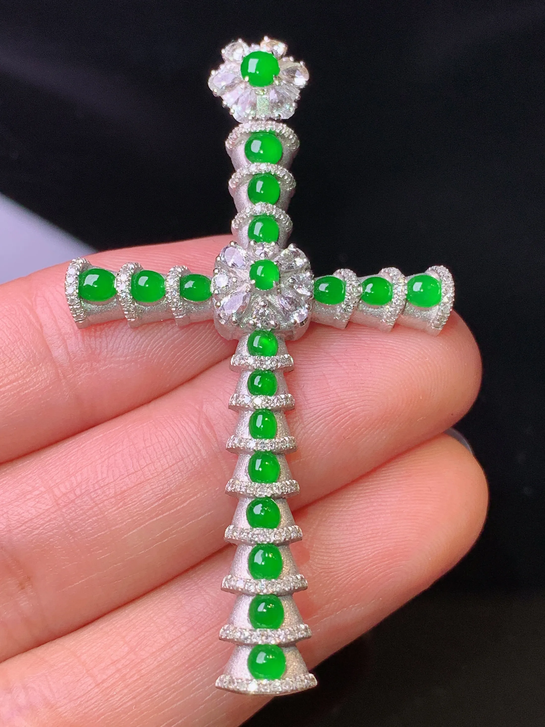 18k金钻镶嵌满绿蛋面十字架吊坠 玉质细腻 色泽清新艳丽 整体尺寸55.3*31.5*7.5