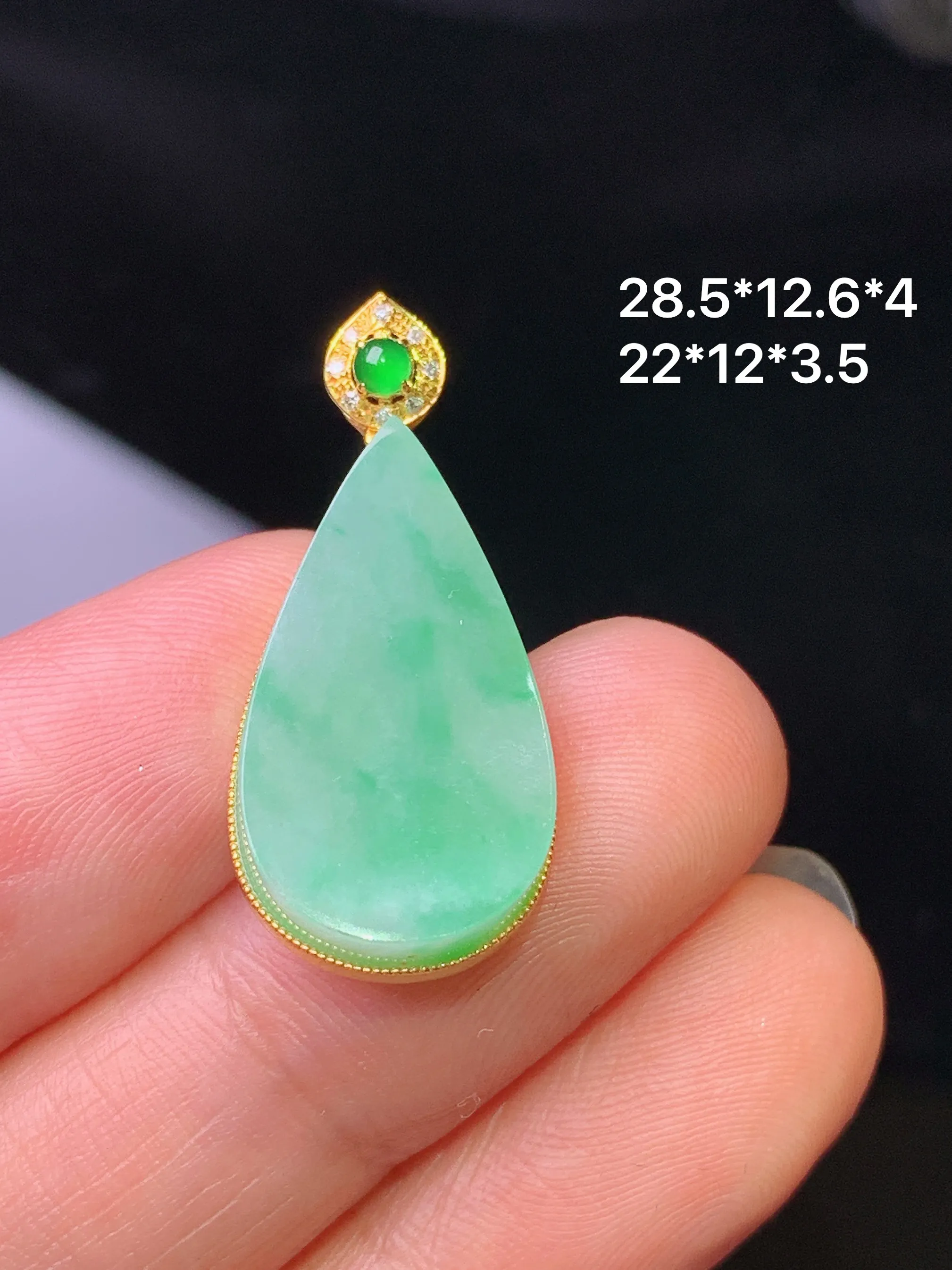 18k金钻镶嵌飘绿水滴吊坠 玉质细腻 色泽清新艳丽 整体尺寸28.5*12.6*4