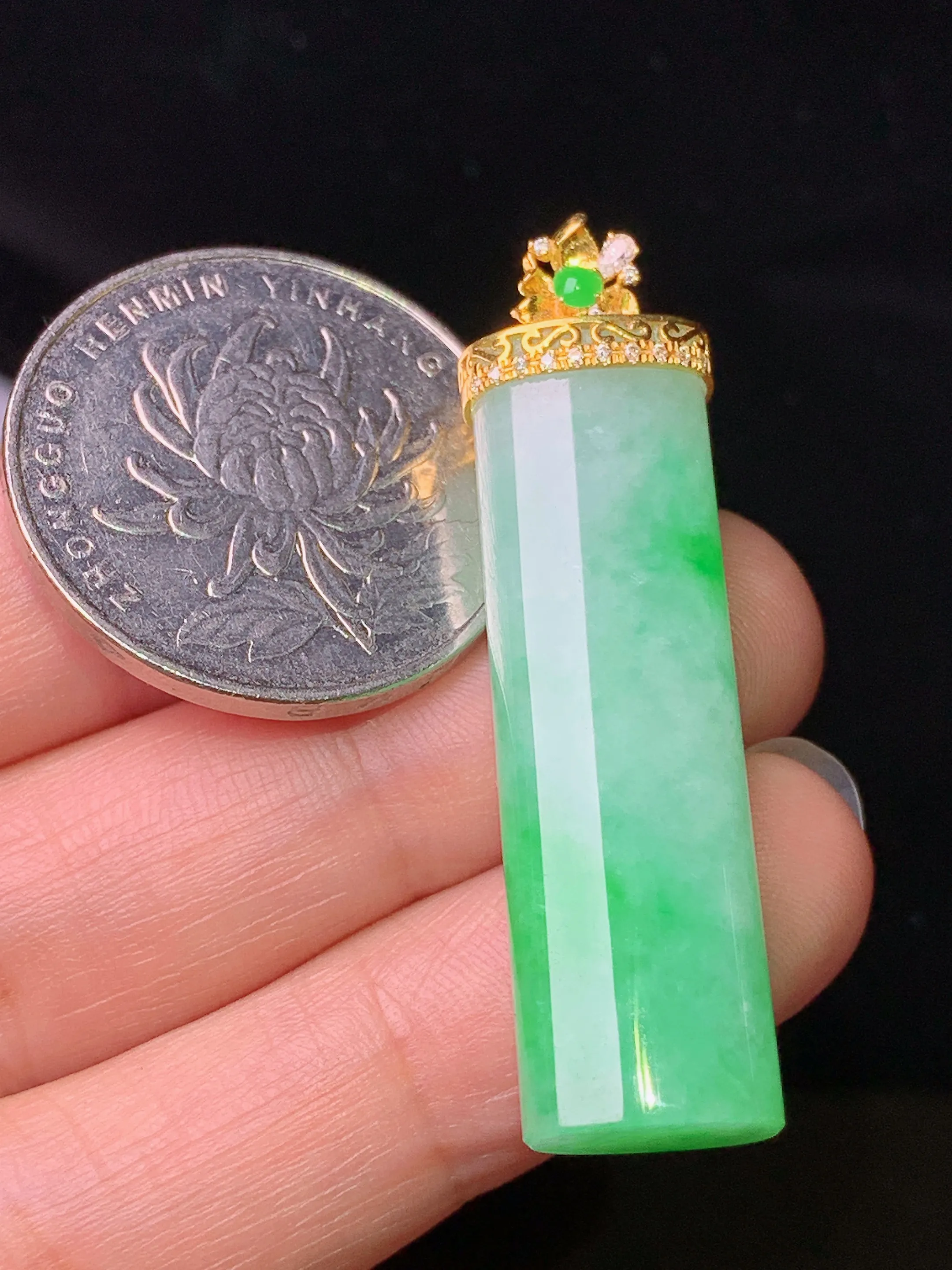 18k金钻镶嵌翠绿玉柱吊坠 玉质细腻 色泽清新艳丽 整体尺寸43.2*11*7.2