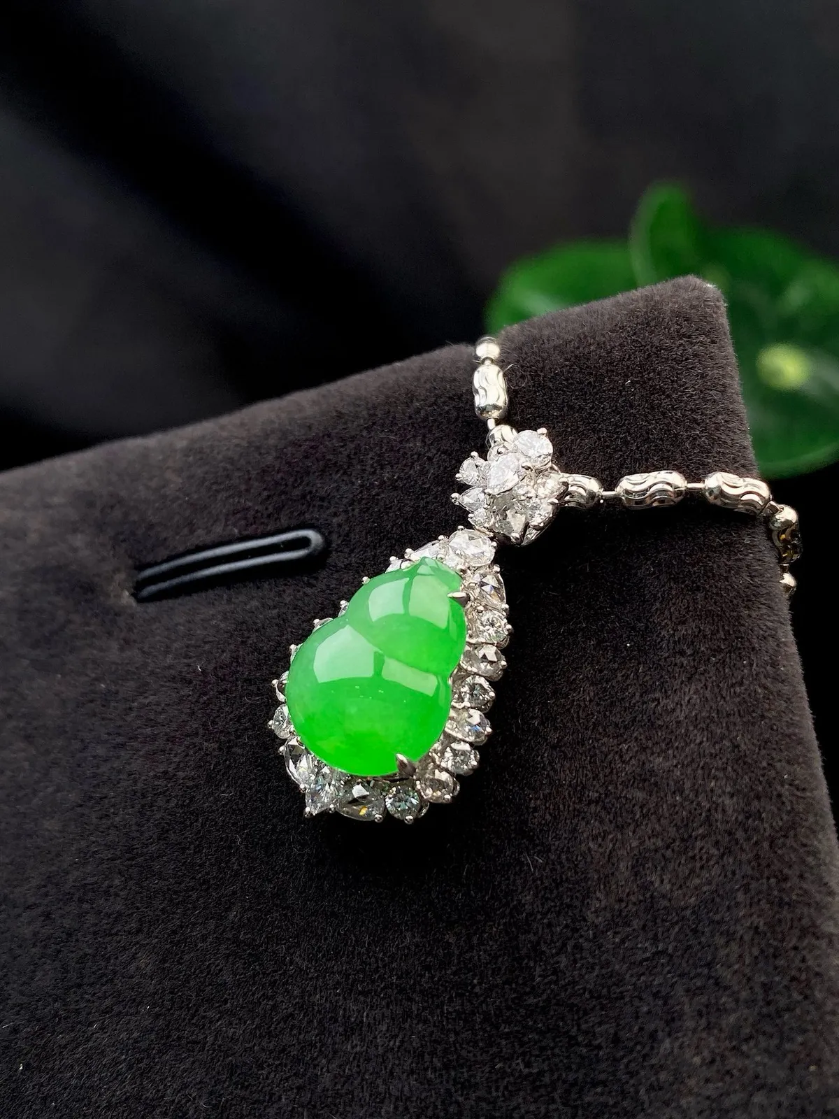 【冰种满绿葫芦吊坠】种水色俱全，冰透闪亮，通透感饱满度很好，18k金钻豪华镶嵌，裸石尺寸12.5*9