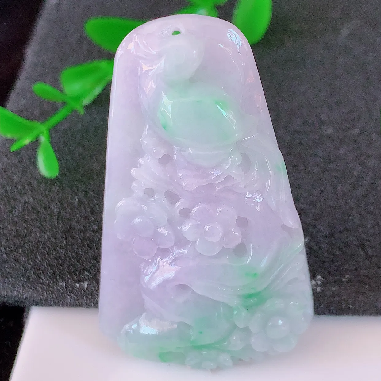 自然光实拍，春带彩翡翠喜上眉梢吊坠，时人之家，闻鹊声皆以为喜，故谓喜鹊报喜。”题材有喜上眉梢，双喜临门，花开富贵的美好意义。 性价比超值！#57.16