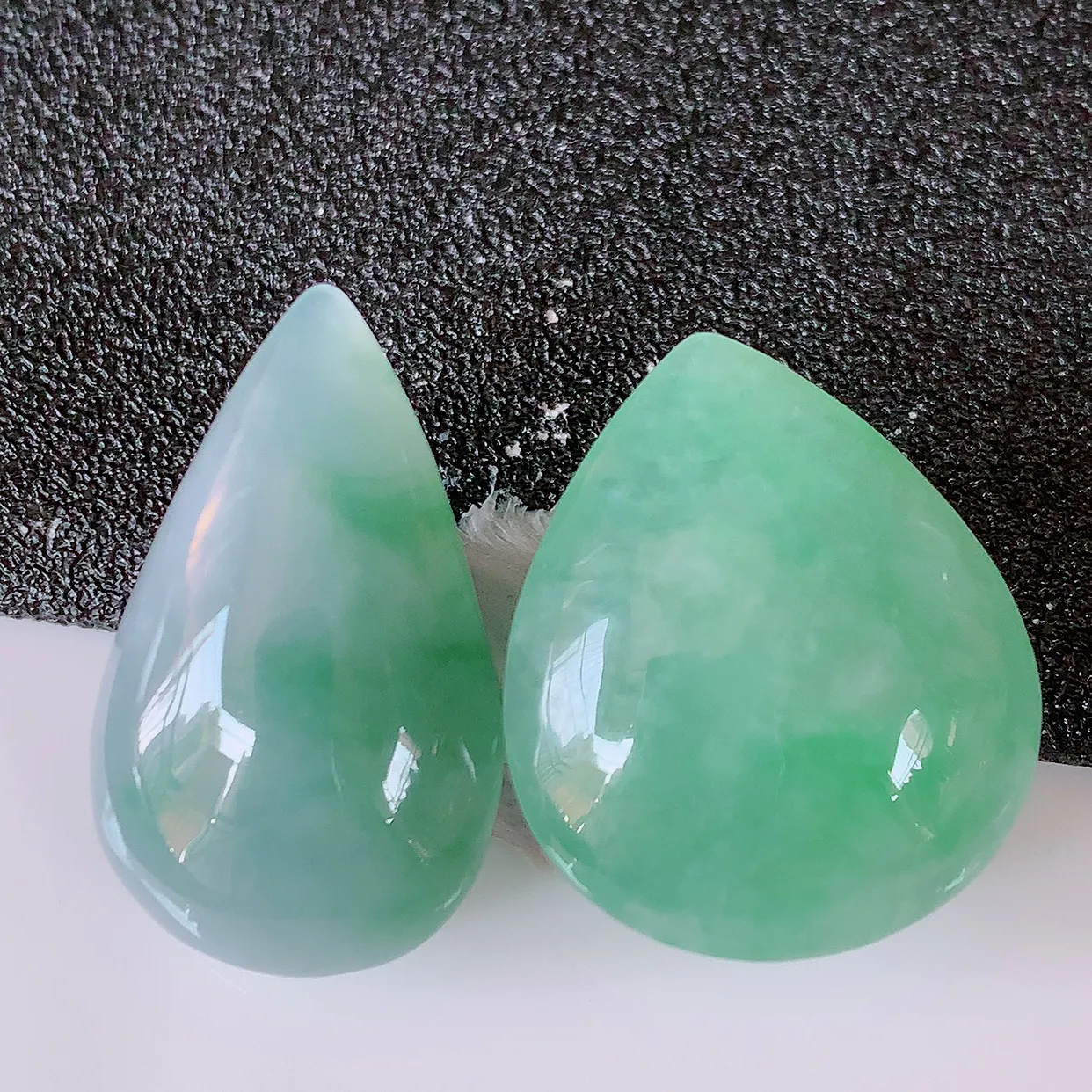 自然光实拍，冰润飘绿翡翠一对水滴，戒面，蛋面，种老水足，寓意美好，镶嵌更靓，佩戴时尚出众！#94.1