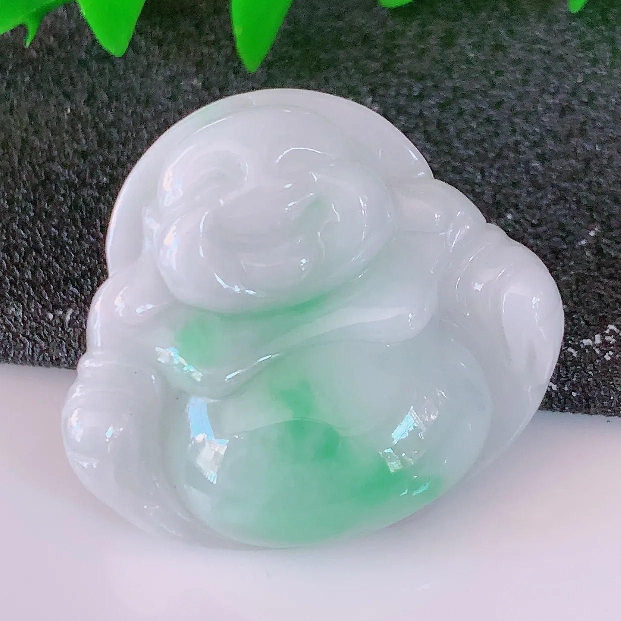 自然光实拍，冰润飘绿翡翠佛公吊坠，开心笑佛，种老水足，颜色漂亮，立体饱满圆润， 佩戴效果赞#57.16