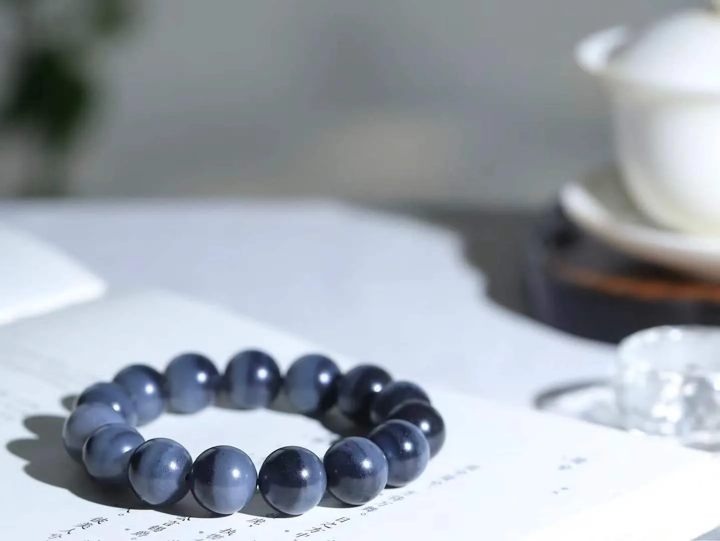 【籽.珠圆玉润.手串】

新疆和田青花籽料珠圆玉润手串 玉质温润细腻  整串打磨圆润，佩戴舒适。珠珠