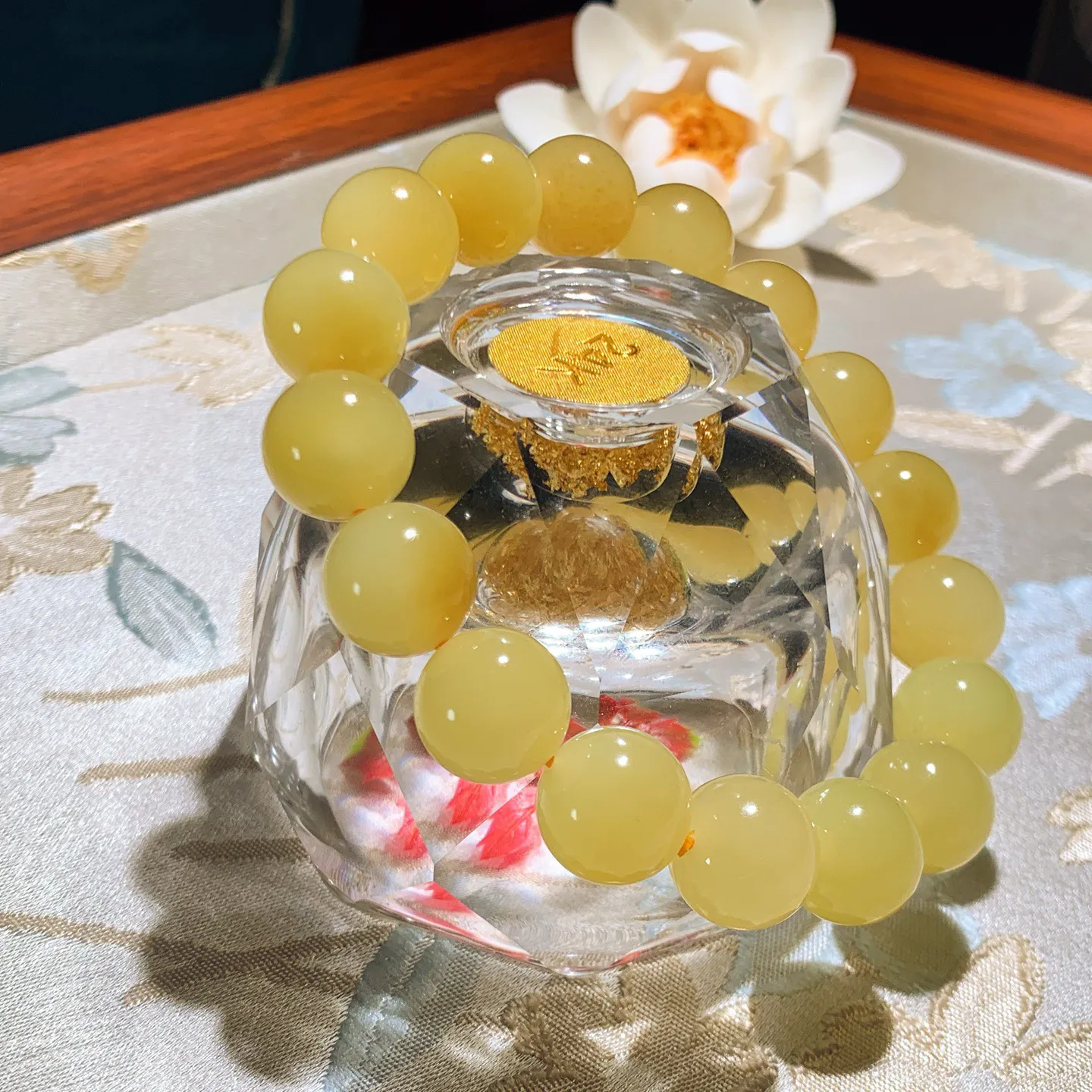 新疆和田玉若羌黄口料飘糖手串。单颗尺寸12重47.5克。玉质细腻油润。手推出油。品相大气。lt251220