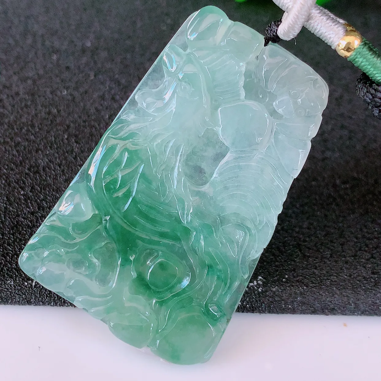 自然光实拍，冰种飘花翡翠生肖鸡牌吊坠，翠色灵动，种老水足，寓意好，品相佳， 佩戴佳品！#46.16