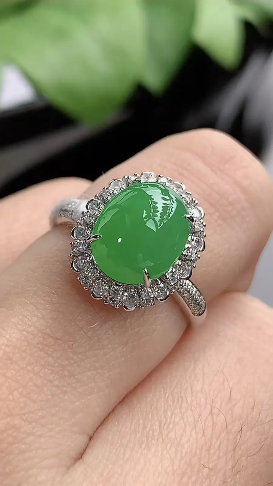 a货翡翠冰种18K金伴钻镶嵌阳绿蛋面戒指 圈口17.3裸石尺寸10.2×8mm 重量3.50g 12