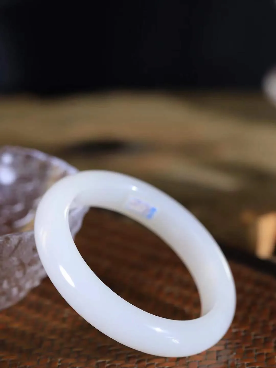 【一见钟情·手镯】

精品和田玉白玉手镯。镯型饱满，温润细腻，脂润沁香。️执一卷书，沏一盏茶，着一袭裙，戴一只镯。淡淡浅笺，素心若兰，静赏玉中诗画。悠悠岁月，芊手轻摘，盛满诗样芳华。重50.5克   内径圈口53mm 尺寸12.4-8.8mm  FDA-111251933