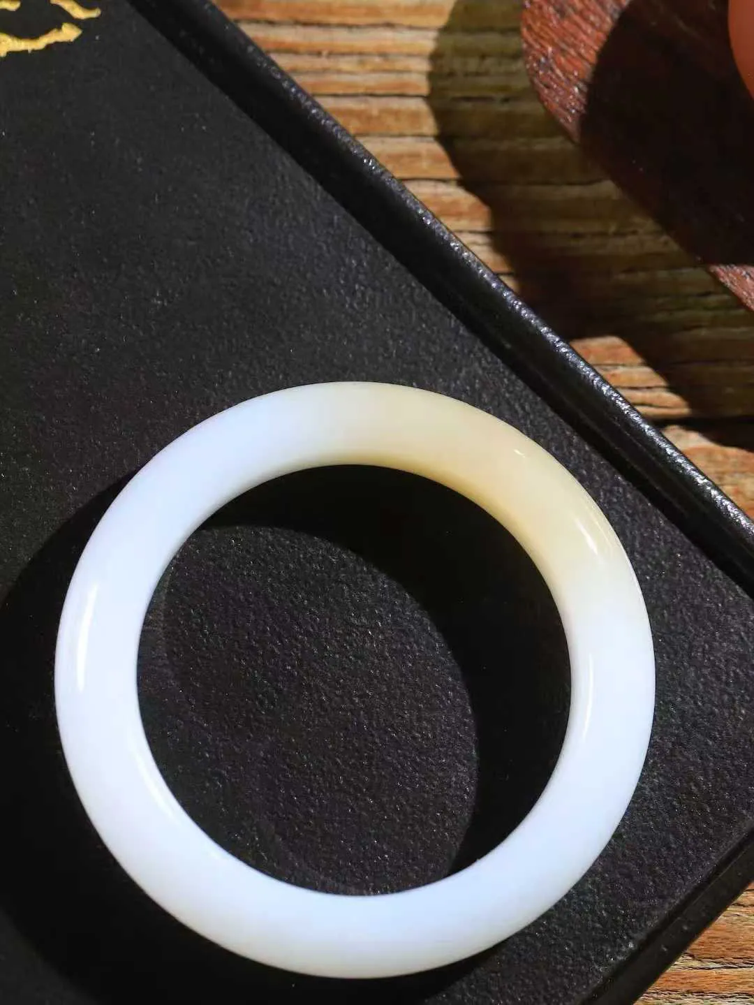 （温柔雅致.手镯）

精品️和田玉糖白玉手镯。镯型饱满，温润细腻，脂润沁香。️执一卷书，沏一盏茶，着一袭裙，戴一只镯。淡淡浅笺，素心若兰，静赏玉中诗画。悠悠岁月，芊手轻摘，盛满诗样芳华。重79克   尺寸57-14.8-10.6mm    FDA-321241900