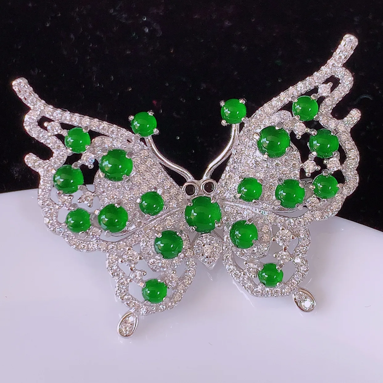 冰透满绿翡翠925银镶嵌蝴蝶胸针，自然光实拍，翠色灵动，颜色漂亮，种老水足，品相佳，佩戴佳品！#97.18整体41*33*9.5裸石3.5*3.5