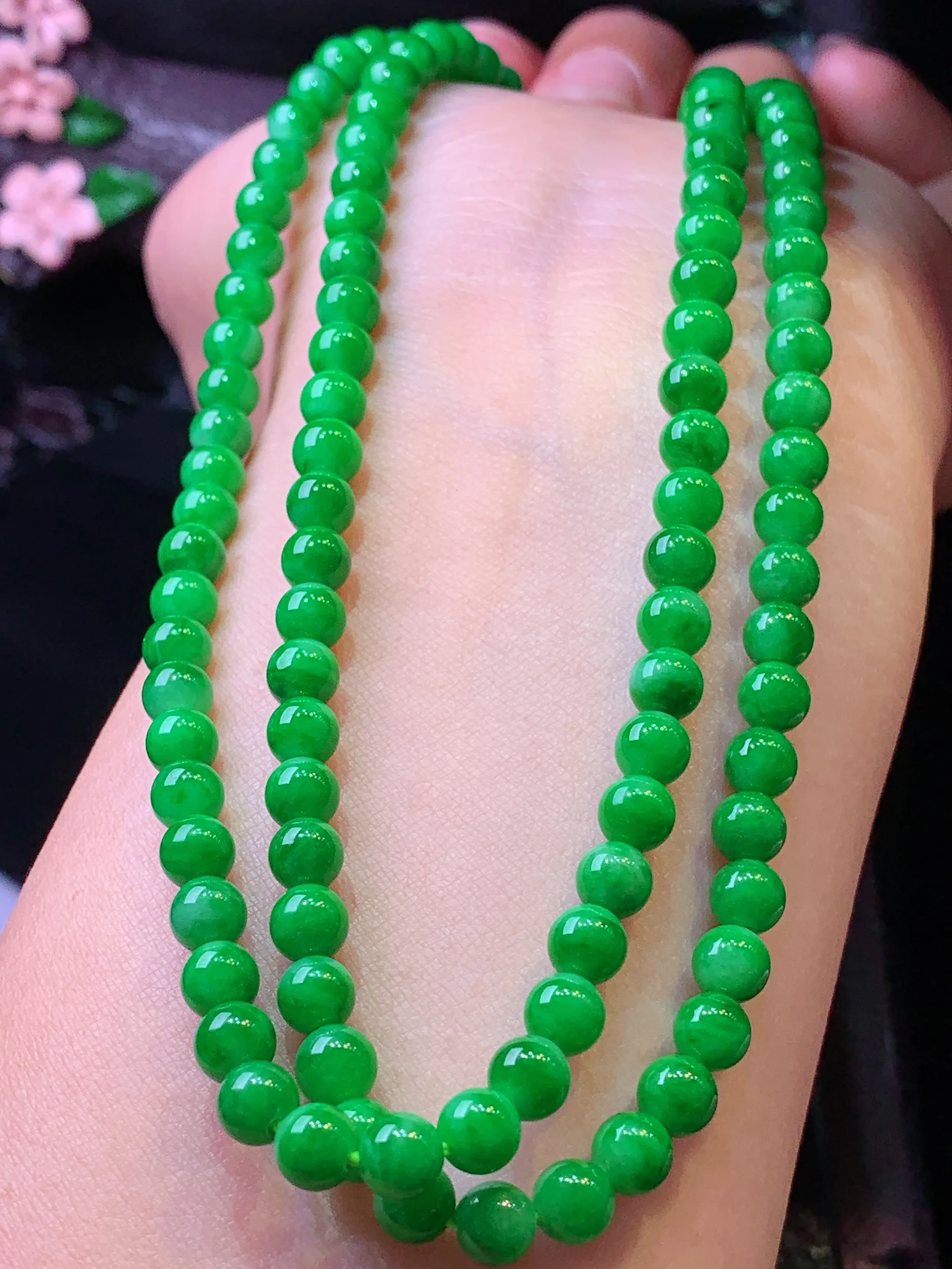 满绿圆珠项链 玉质细腻 色泽清新艳丽 整体尺寸5.2