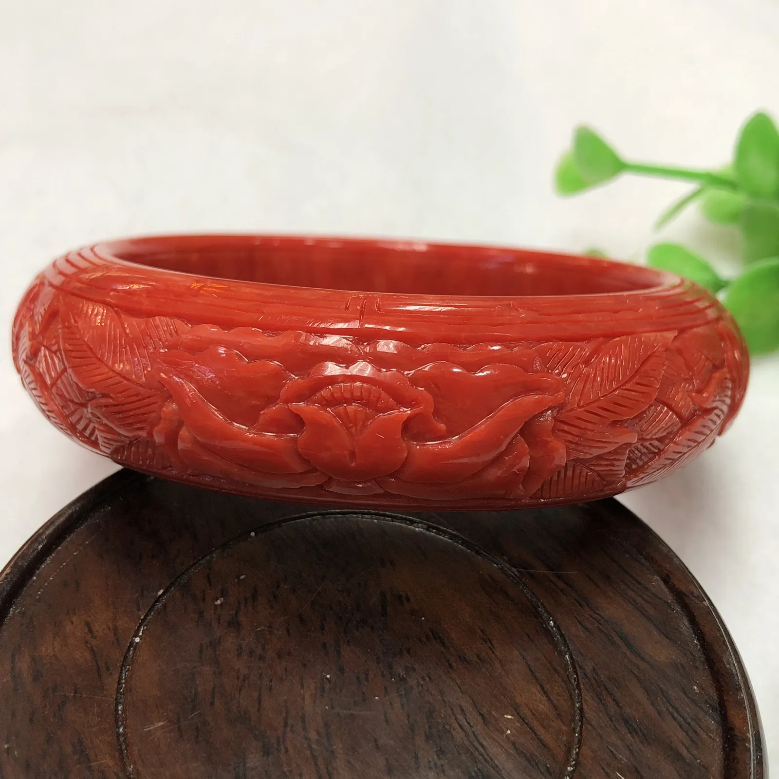 【橘红珊瑚花开手镯】经典老款，深雕花开富贵，精选意大利沙丁大料，釆用台湾先进拼接技术，不是粉压制造！上手效果霸气，圈口内径61mm,宽20.5mm,厚11.6mm!重量70.32克！寓意守着富贵人生，美好的幸福生活！