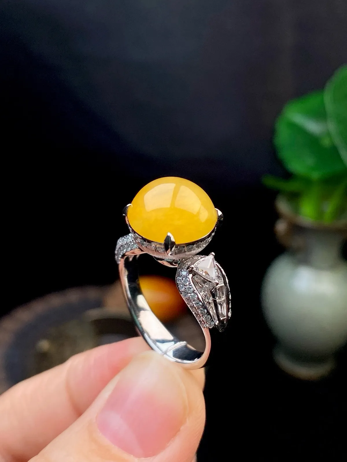 【冰种黄蛋戒指】种水上乘，晶莹剔透，纯净通透，18k金钻精美镶嵌，裸石尺寸11.2*6毫米，圈口可改