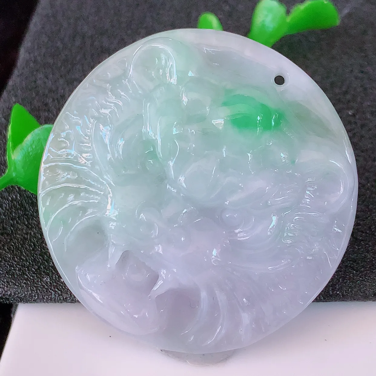 自然光实拍，冰润春带彩翡翠生肖虎虎生威吊坠，种老水足，雕工精湛 ，寓意美好， 佩戴时尚出众！#87.16