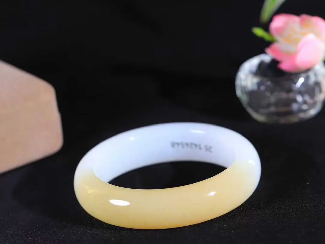 [温润如玉.手镯]

收藏级臻品和田玉糖白玉手镯。玉质温润细腻 油性十足 手感舒适，高华雅逸，线条