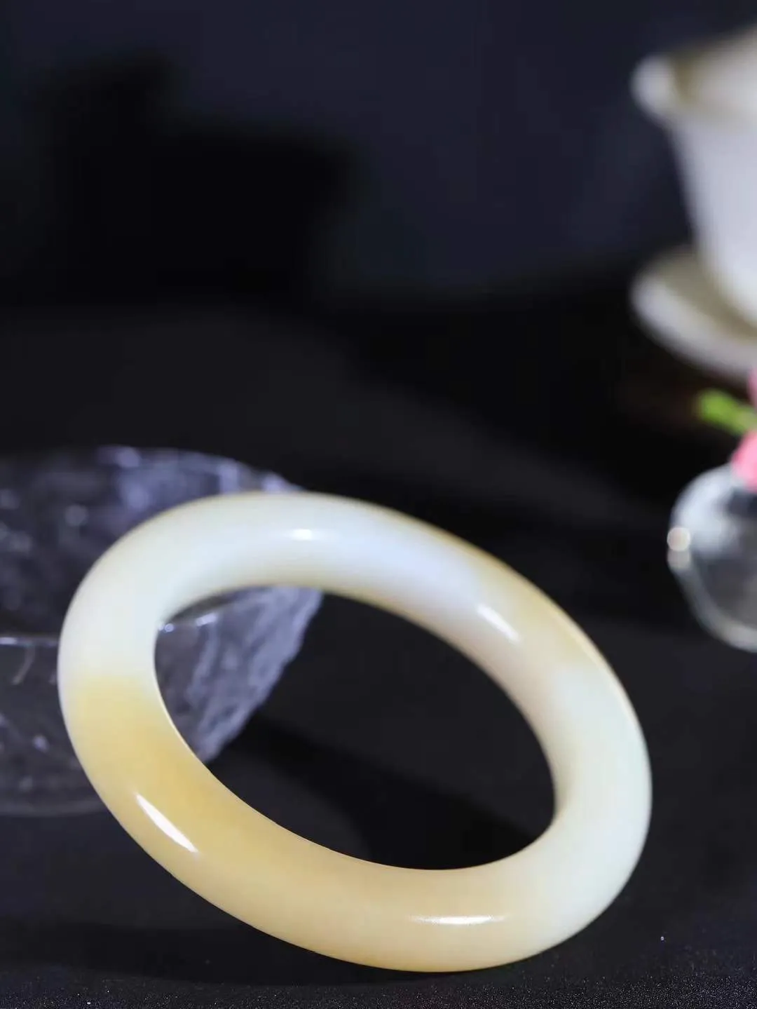 【暖玉生香·手镯】

精品和田玉糖白玉手镯，质地油润细腻，色泽高贵典雅，镯型古朴典雅。在诗情画意的雨巷相遇，你是我腕间的一抹风情，有你眸有深情，清风荡漾湖间静水，我愿俯身低眉，在烟波涟漪处，寻你深情倩影。内径60.8mm尺寸12.8-12mm重87.05克fDL-181271000