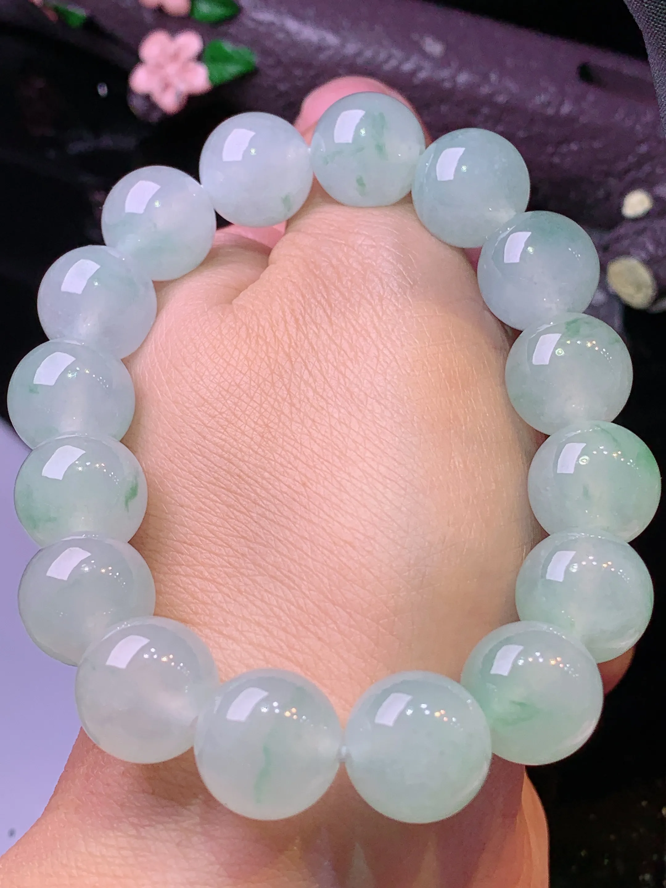 冰种飘绿圆珠手链 玉质细腻 色泽清新艳丽 整体尺寸12.6