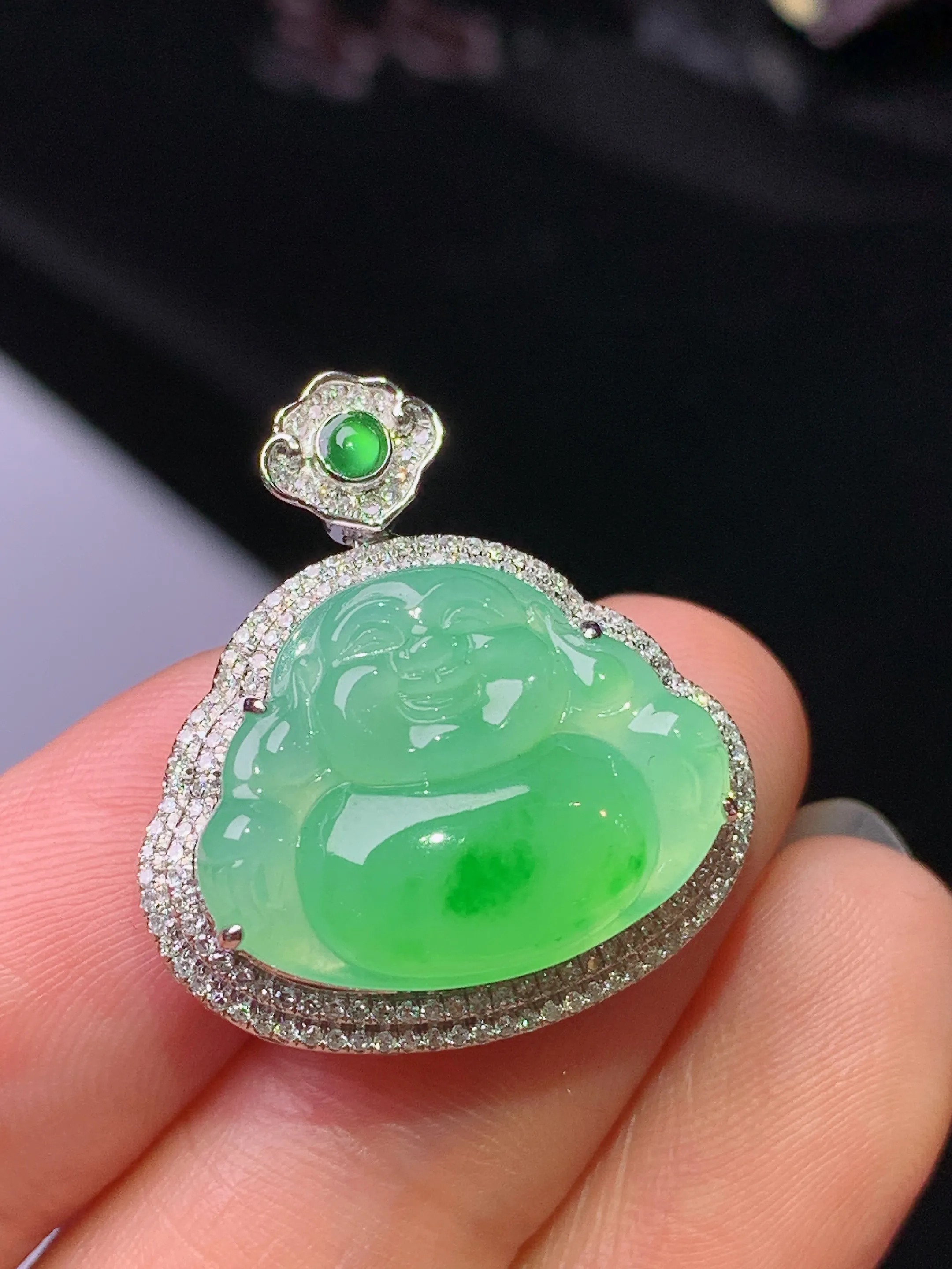 18k金钻镶嵌翠绿佛公吊坠 玉质细腻 色泽清新艳丽 整体尺寸24.3*22.3*9