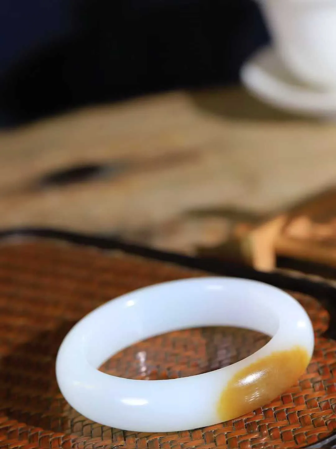 【婉约佳人.手镯】

收藏级臻品️和田玉糖白玉手镯 玉质温润细腻 油性十足 手感舒适，高华雅逸，线