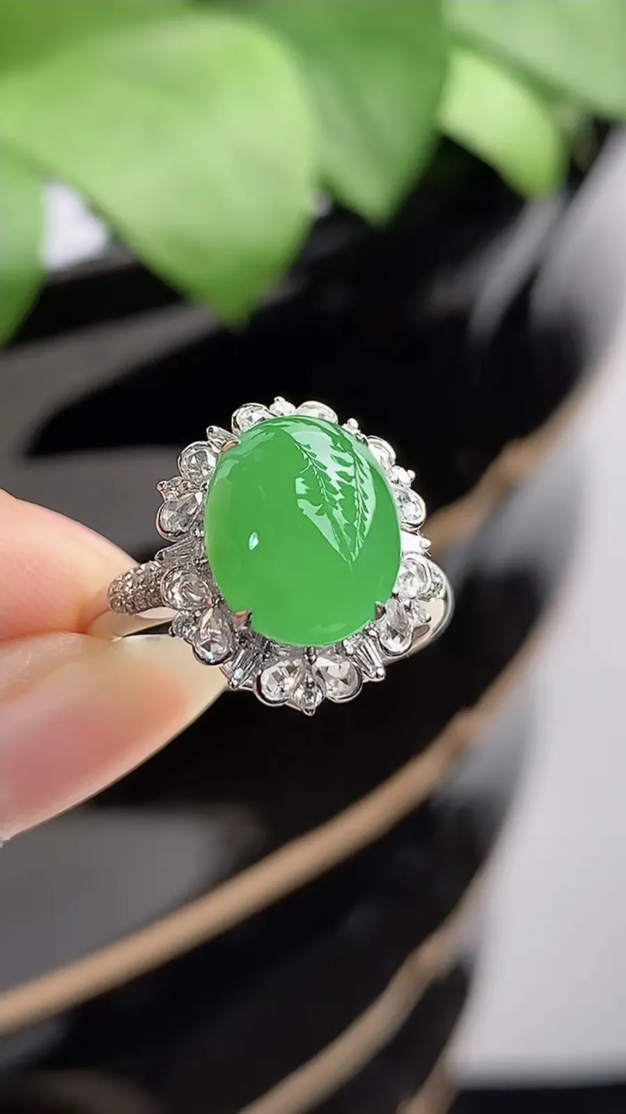 a货翡翠冰种18K金伴钻镶嵌阳绿蛋面戒指 圈口17.8裸石尺寸11.2×9mm 重量3.92g 12