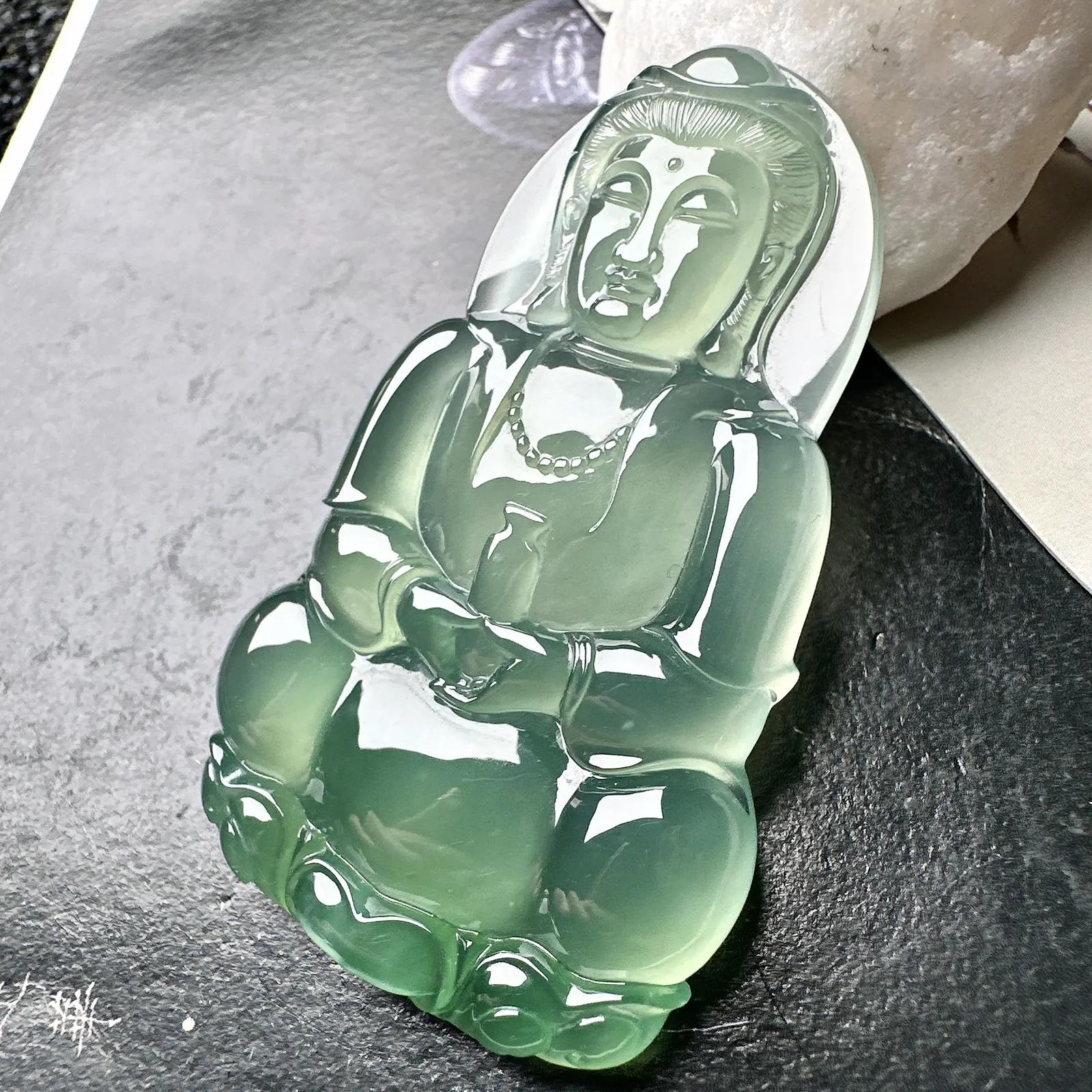 【冰种晴底正装观音】质地细腻，通透度上佳，冰感十足，适合佩戴，收藏品质