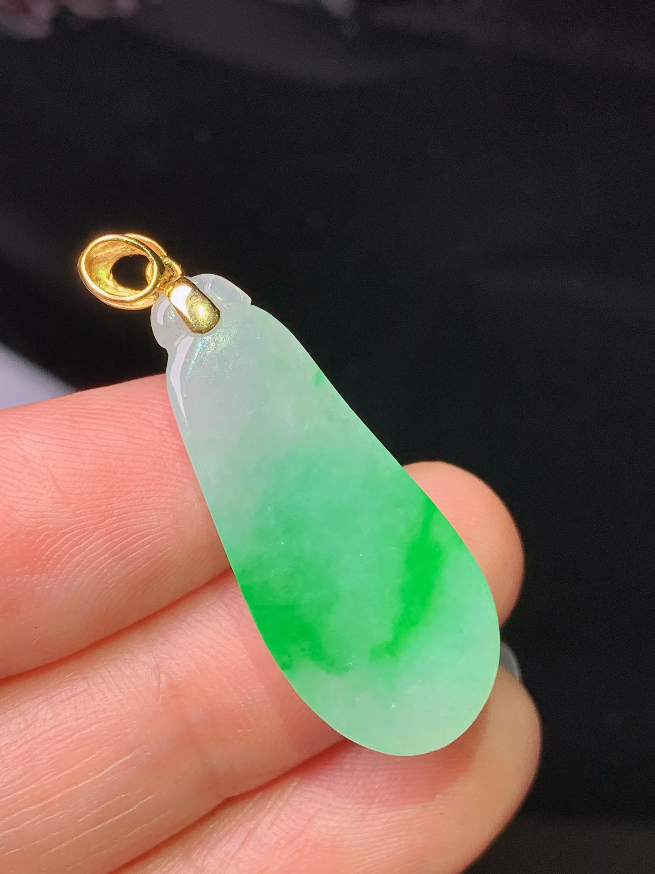 18k金镶嵌飘绿福瓜吊坠 玉质细腻 色泽清新艳丽 整体尺寸35.7*12.7*6