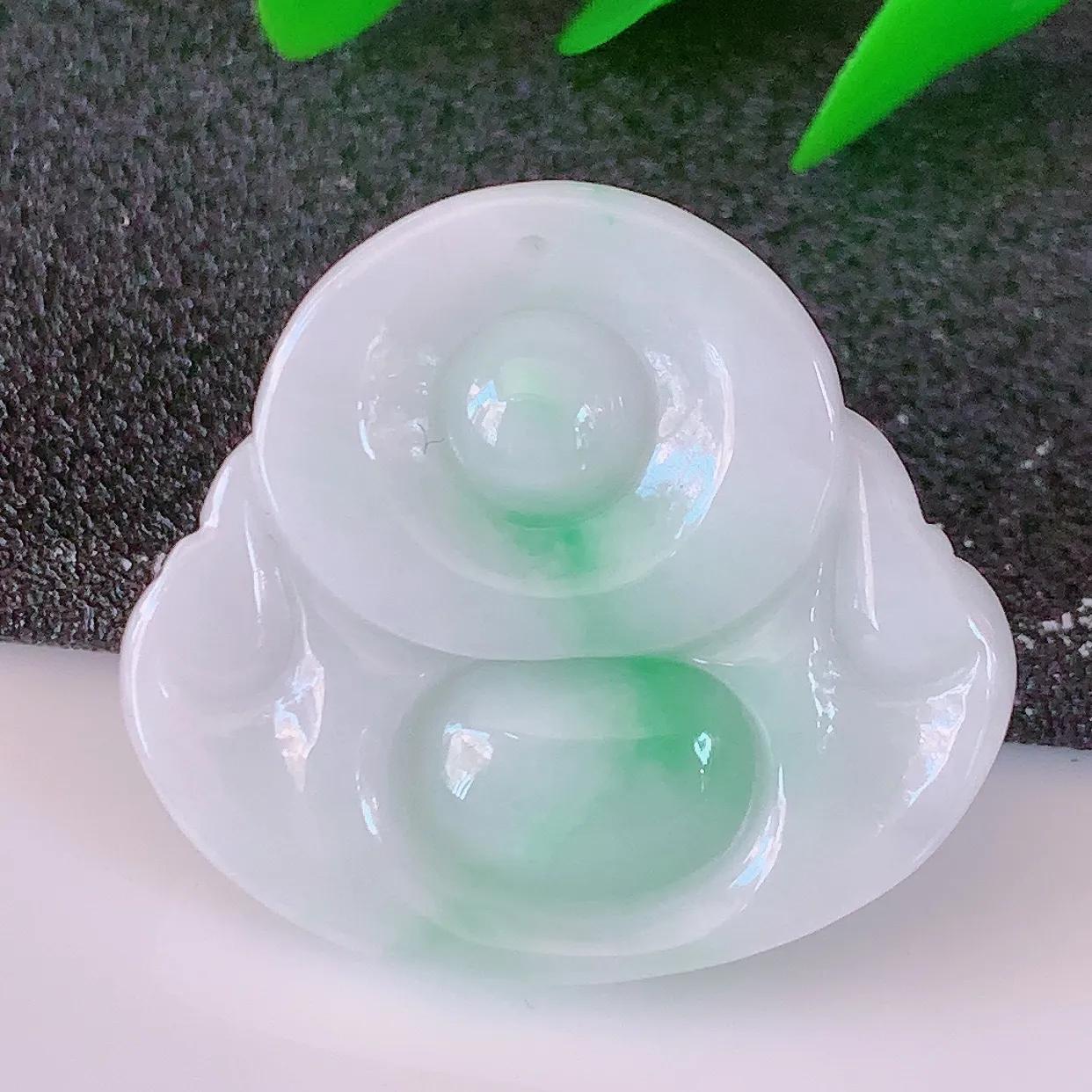 自然光实拍，冰润飘绿翡翠佛公吊坠，开心笑佛，种老水足，颜色漂亮，立体饱满圆润， 佩戴效果赞#57.16