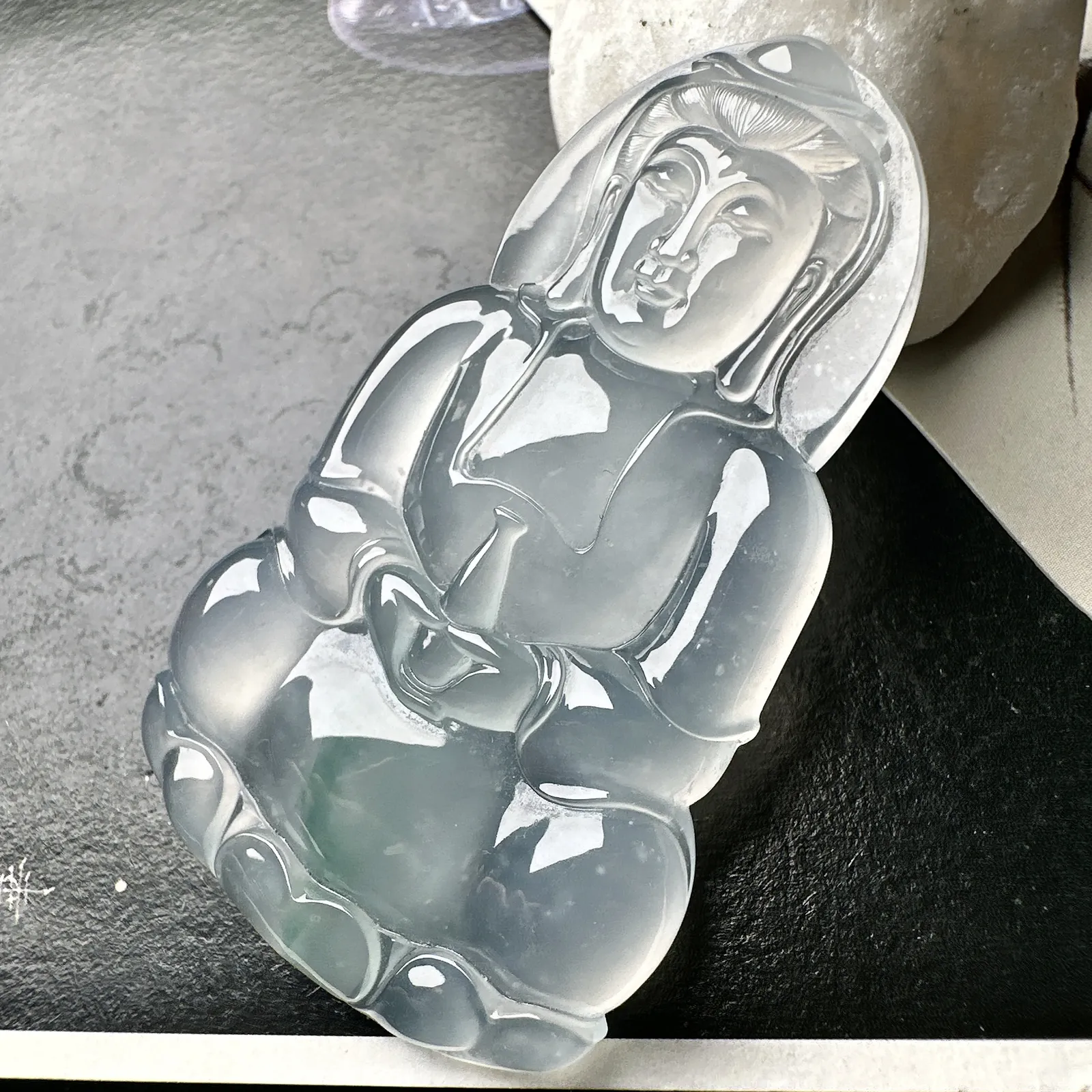 【冰种飘花正装观音吊坠】质地细腻，通透度上佳，冰感十足，适合佩戴，收藏品质