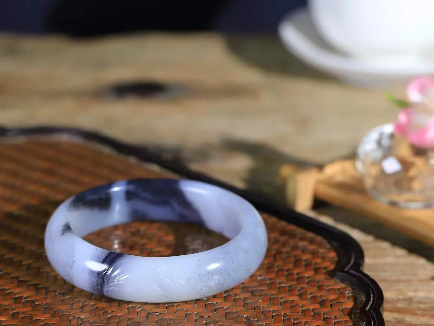 （蕙质兰心.手镯）

收藏传家级臻品新疆和田青花籽料兰花手镯 质地莹润细腻 色泽油润 干净水灵