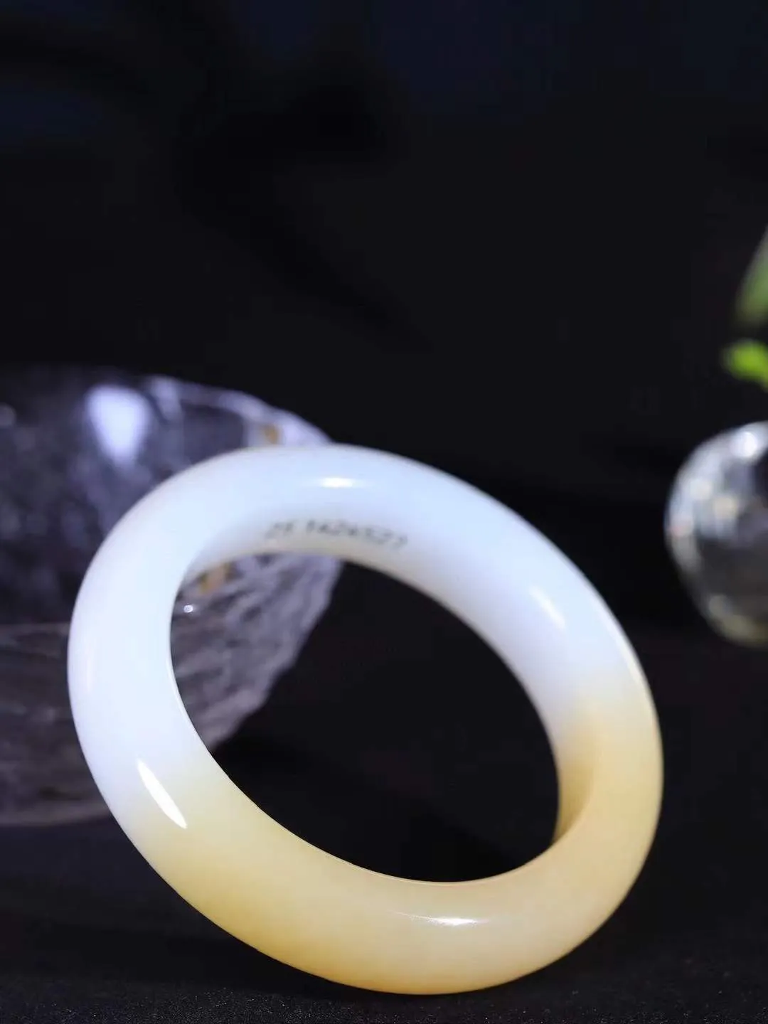 （一见倾心.手镯）

精品和田玉糖白玉手镯，玉质温润细腻 油性十足 手感舒适，高华雅逸，线条流畅，简约大气，美自天成，素雅高贵。佩戴于腕间，婉约之美，举手投足间透出那低调奢华。重75.3克  尺寸53-15-10.6mm  561251936A