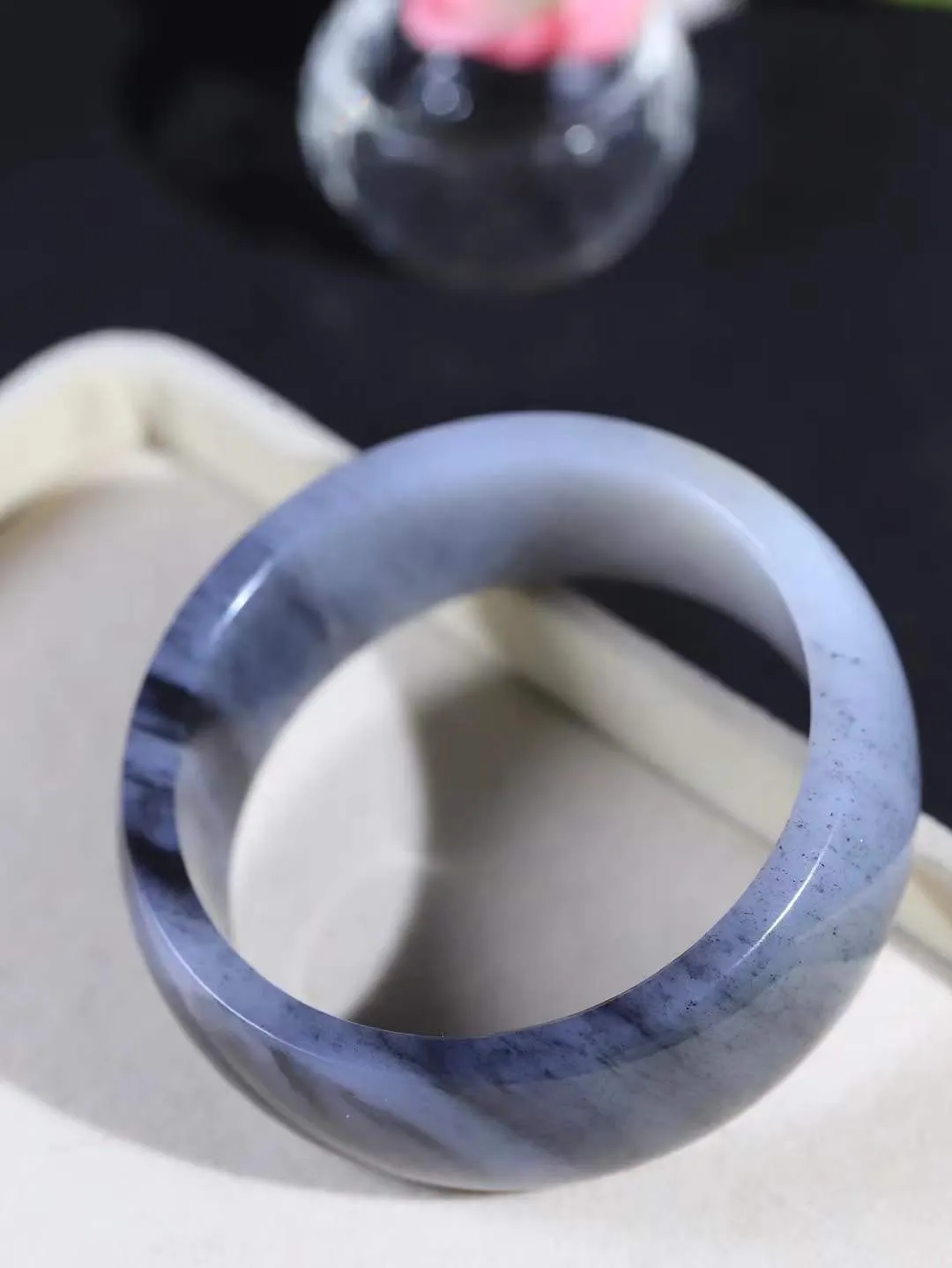 【籽.水墨青花·手镯】

新疆和田青花籽料手镯，玉质细腻温润，手感舒适，️线条流畅，简约大气，美自天成，佩戴于腕间，婉约之美，举手投足间透出那份低调奢华，醉人心扉。
重82.4克 内径圈口56.5mm尺寸21.5-7.5mm FDA-451242079