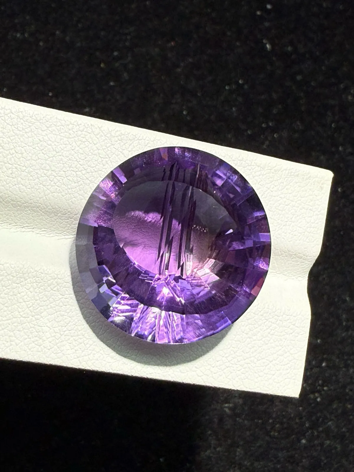 【高端珠宝】天然极美紫水晶裸石
重量: 37.89ct  规格: 23.3*23.2*12.2毫米
精湛切工，满身火彩
台面大，实物更美，可以代镶嵌设计。