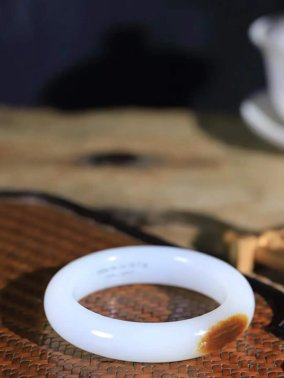 【暖玉生香·手镯】

典藏级和田玉糖白玉手镯，质地油润细腻，色泽高贵典雅，镯型古朴典雅。在诗情画意