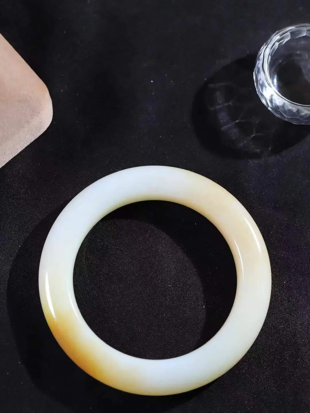 【暖玉生香·手镯】

精品和田玉糖白玉手镯，质地油润细腻，色泽高贵典雅，镯型古朴典雅。在诗情画意的雨巷相遇，你是我腕间的一抹风情，有你眸有深情，清风荡漾湖间静水，我愿俯身低眉，在烟波涟漪处，寻你深情倩影。内径60.8mm尺寸12.8-12mm重87.05克fDL-181271000