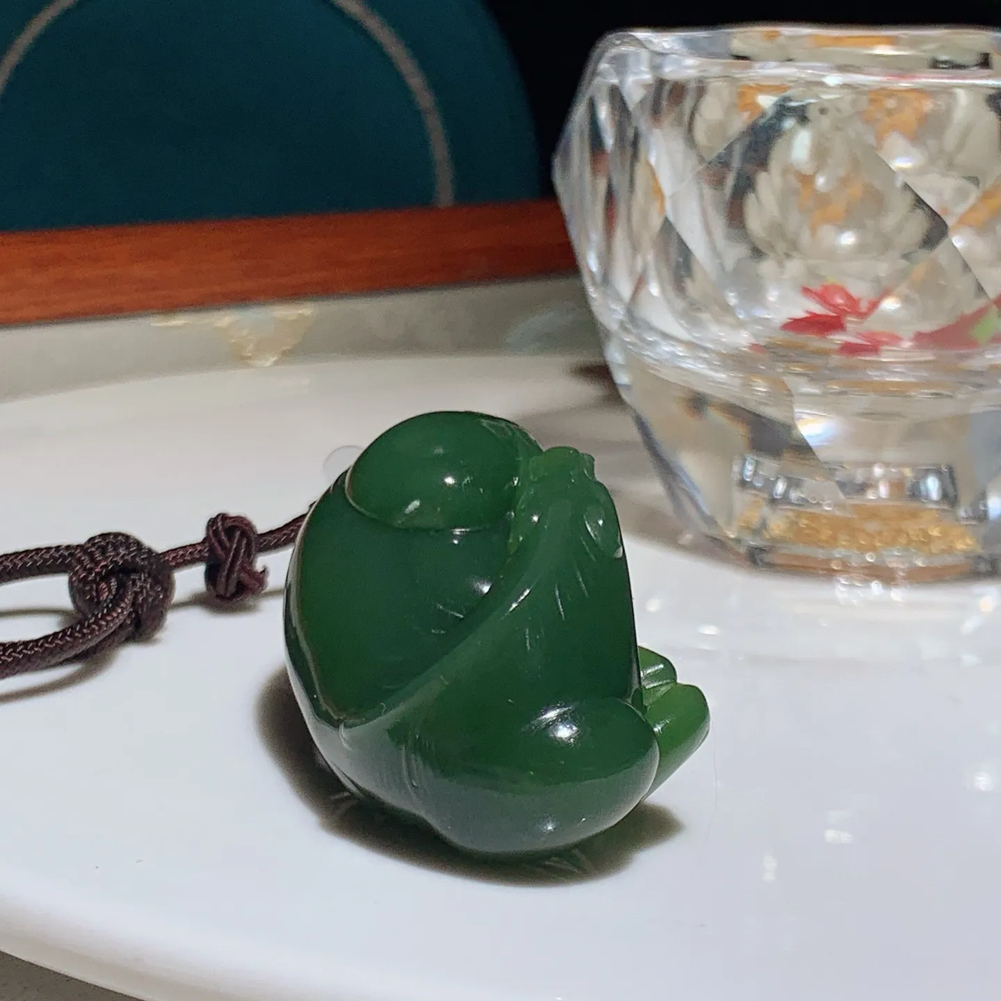 和田玉菠菜绿俄罗斯碧玉马到成功马挂件。尺寸49/25/18重41克。玉质细腻油润。手推出油。佩戴高端典雅。lt251220