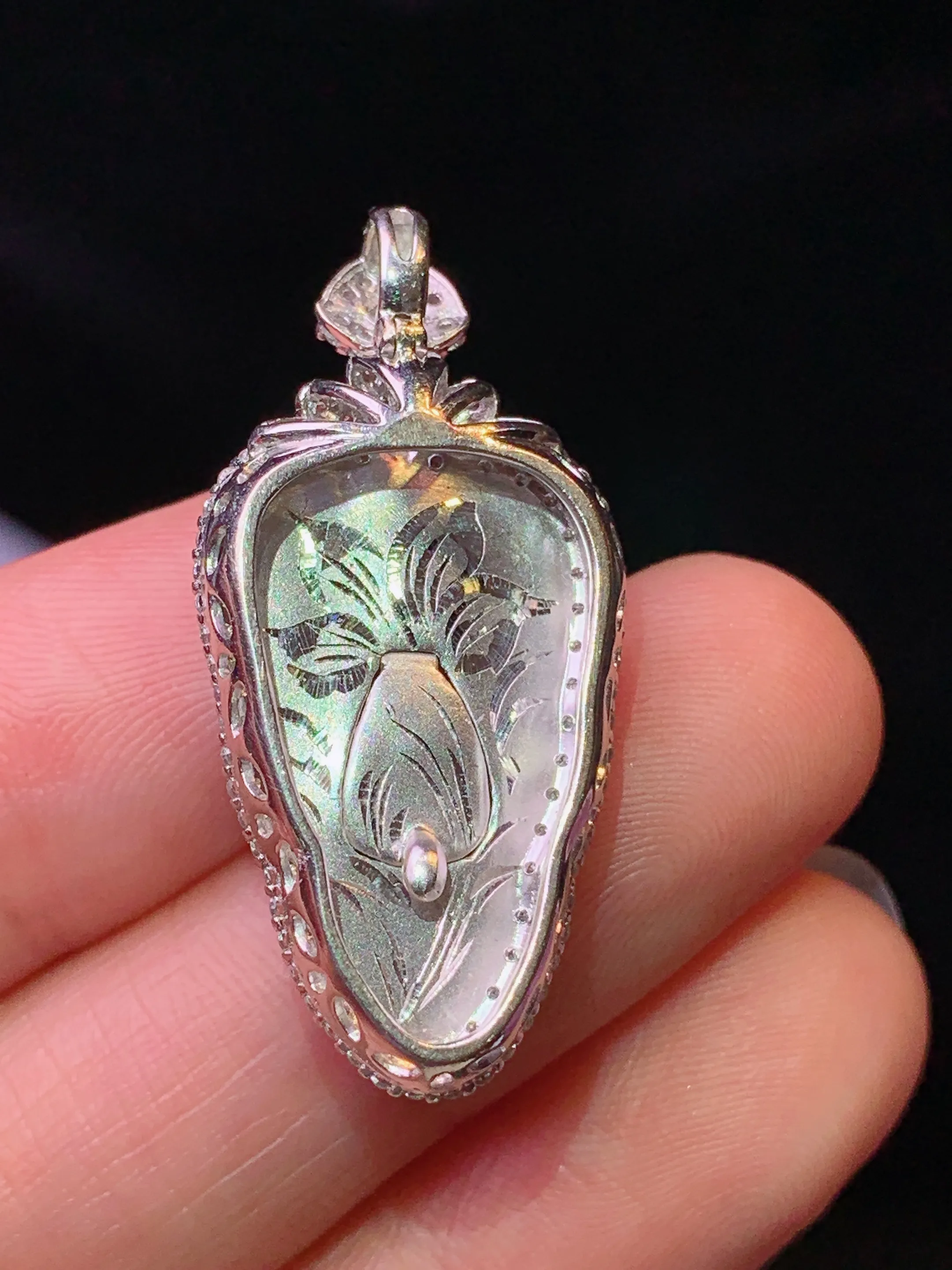 18k金钻镶嵌满绿树叶吊坠 玉质细腻 色泽清新艳丽 整体尺寸33.2*16*7