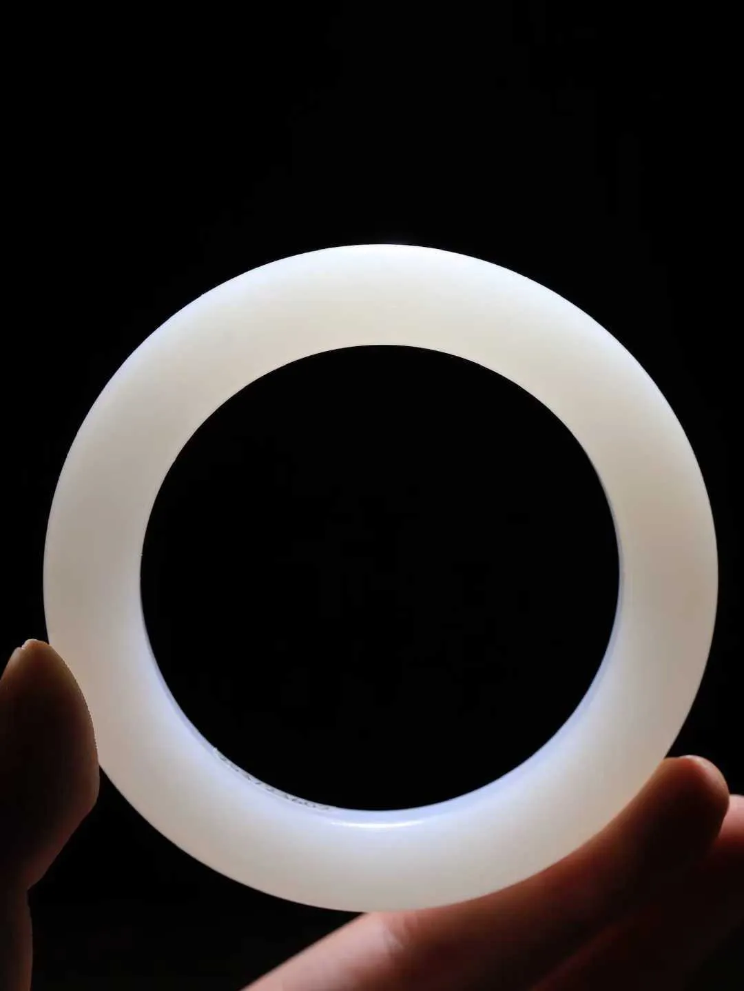 【婉约佳人.手镯】

收藏级臻品️和田玉白玉手镯 玉质温润细腻 油性十足 手感舒适，高华雅逸，线条流畅，简约大气，美自天成，素雅高贵。佩戴于腕间，婉约之美，举手投足间透出那份低调奢华。重85.2克 内径60.5mm  尺寸12.5-12.2mm   FDA-781201933